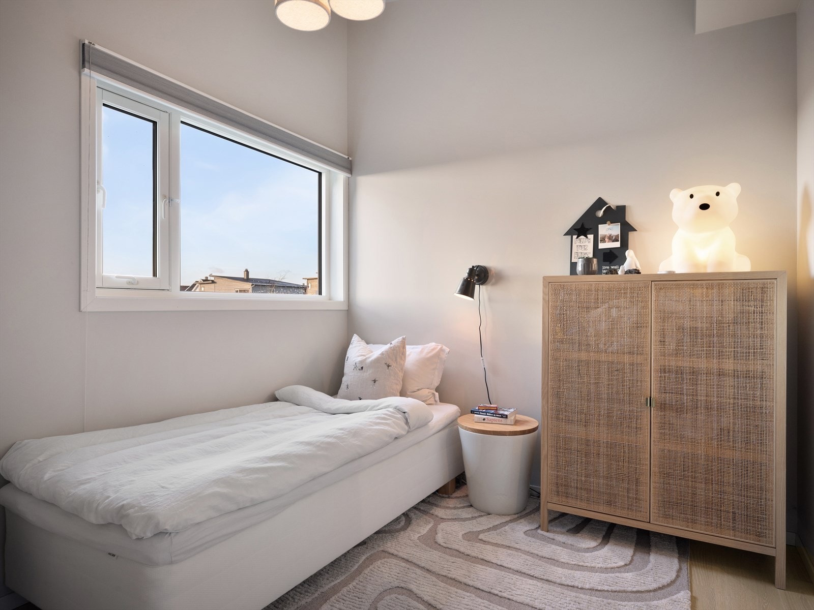 Potensialet for hems løsning. Romslig soverom 2 for de yngre, med plass til både gamingpult, seng og skap. Her kan de ha venner på besøk. God takhøyde og stort vindu med utsikt. Galleribilde