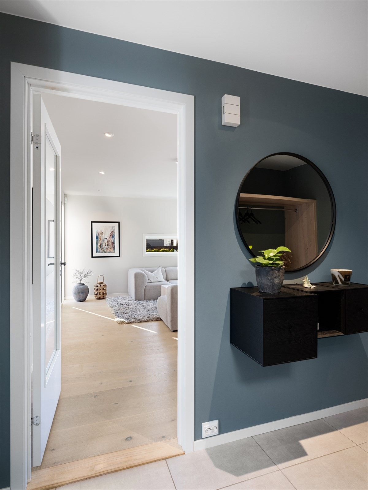 Fra entreen er det direkte tilkomst til boligens sosiale sone. Glassdør med mulighet til å skjerme stuen, samtidig som en beholder lys og oversikt i alle rom. Galleribilde