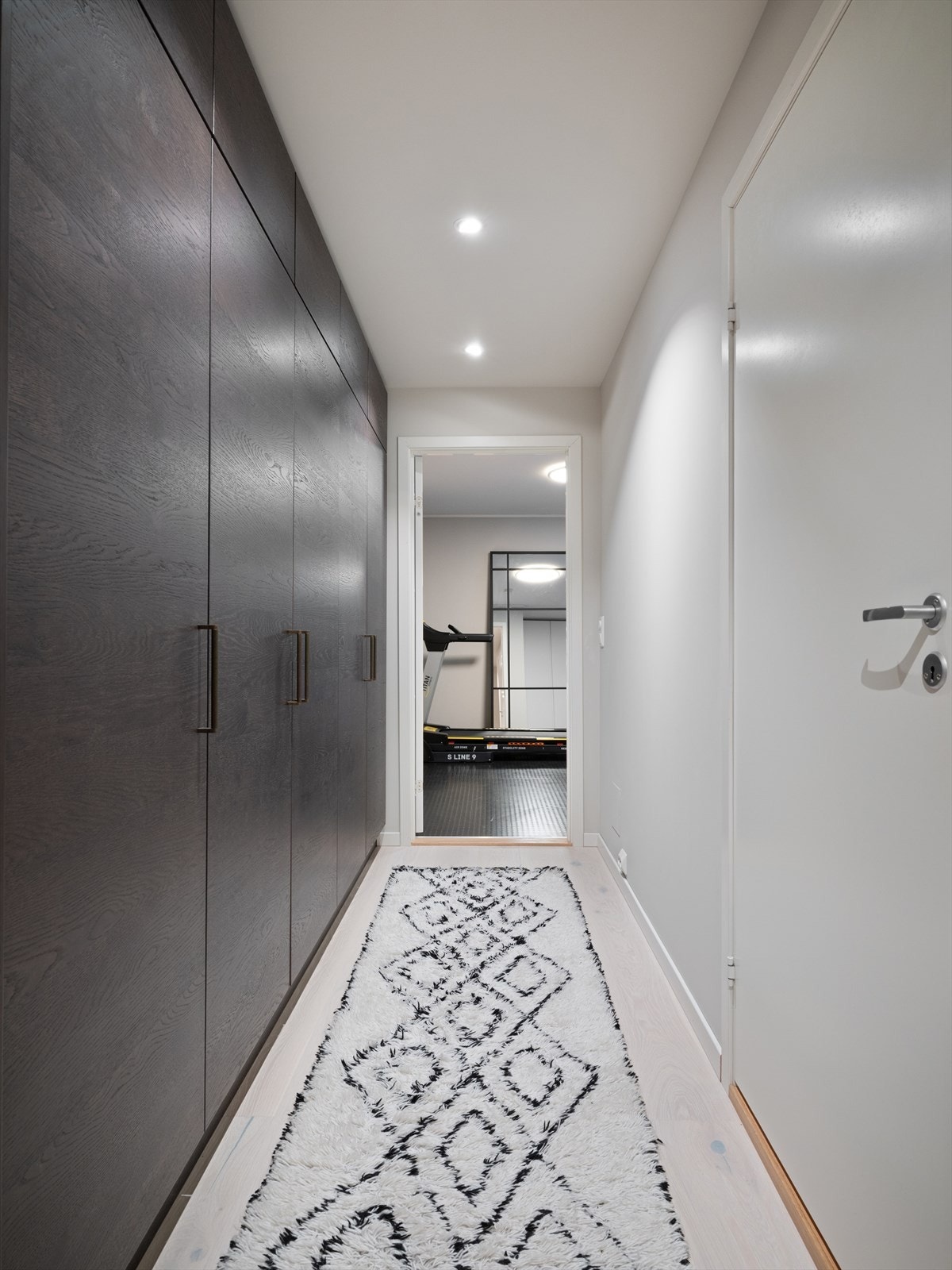 Delikat, innebygde skap i mellomgang med mye plass for både oppheng og lagring. Galleribilde