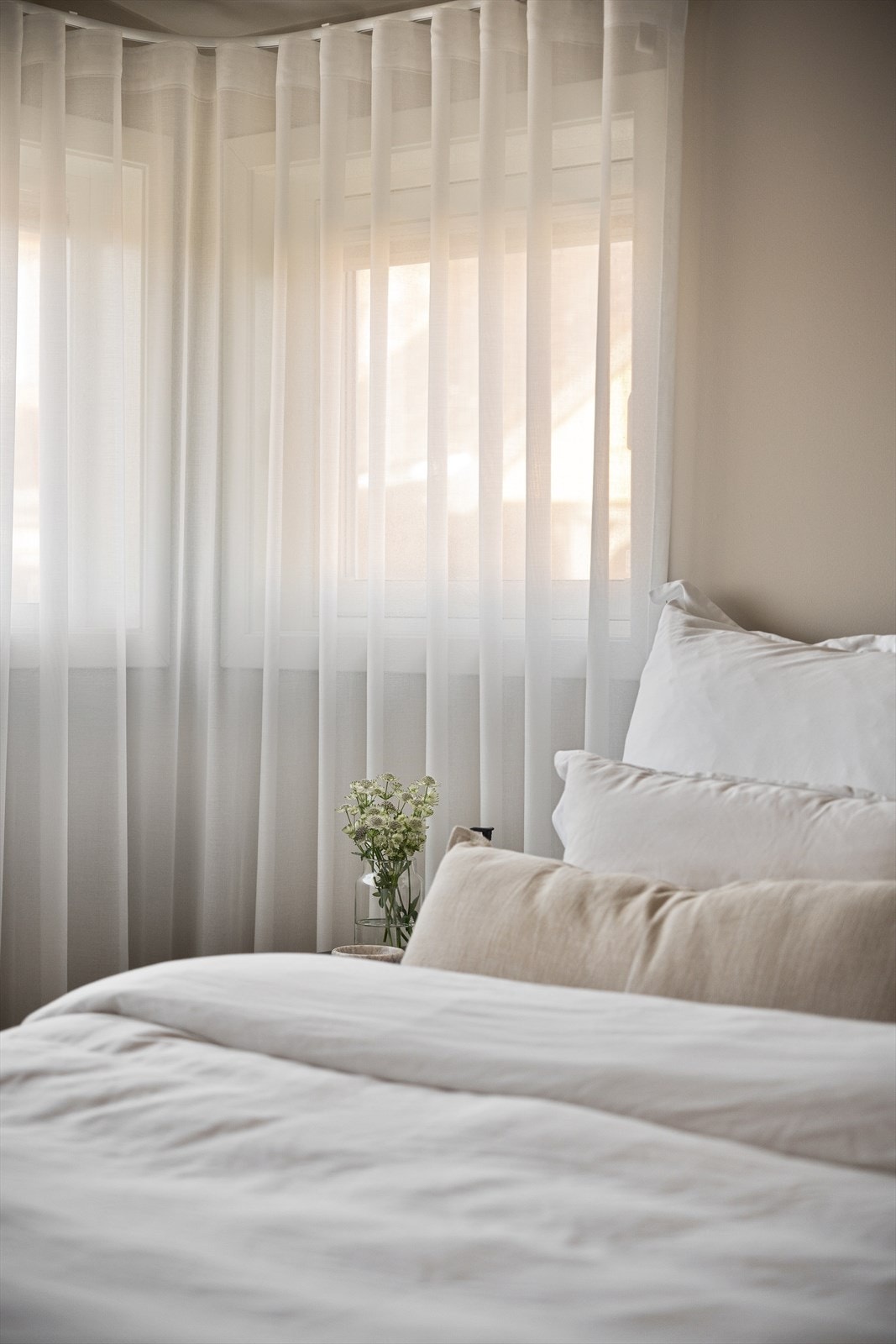 1 av 3 soverom i etasjen. Stor garderobe med smart innredning for hyller, oppheng og sminkebord. Galleribilde