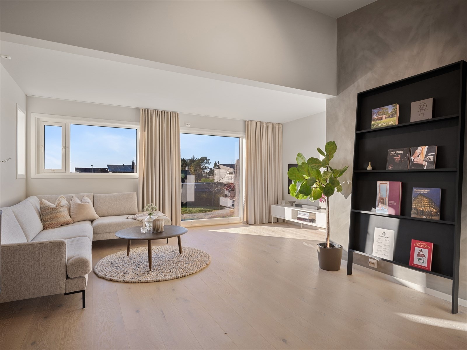 Romslig og lys loftstue med flere møbleringsmuligheter. Perfekt ungdomsavdeling eller for far med kompiser når det er forening i hovedstuen. Galleribilde