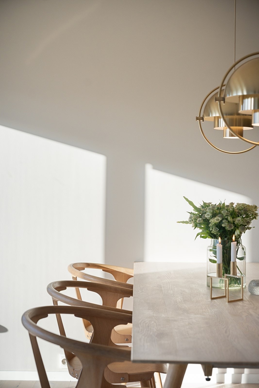 Den smarte vindusbruken lar det naturlige lyset skape atmosfære og fremhever boligens gjennomgående lunhet og behagelige stemning. Galleribilde