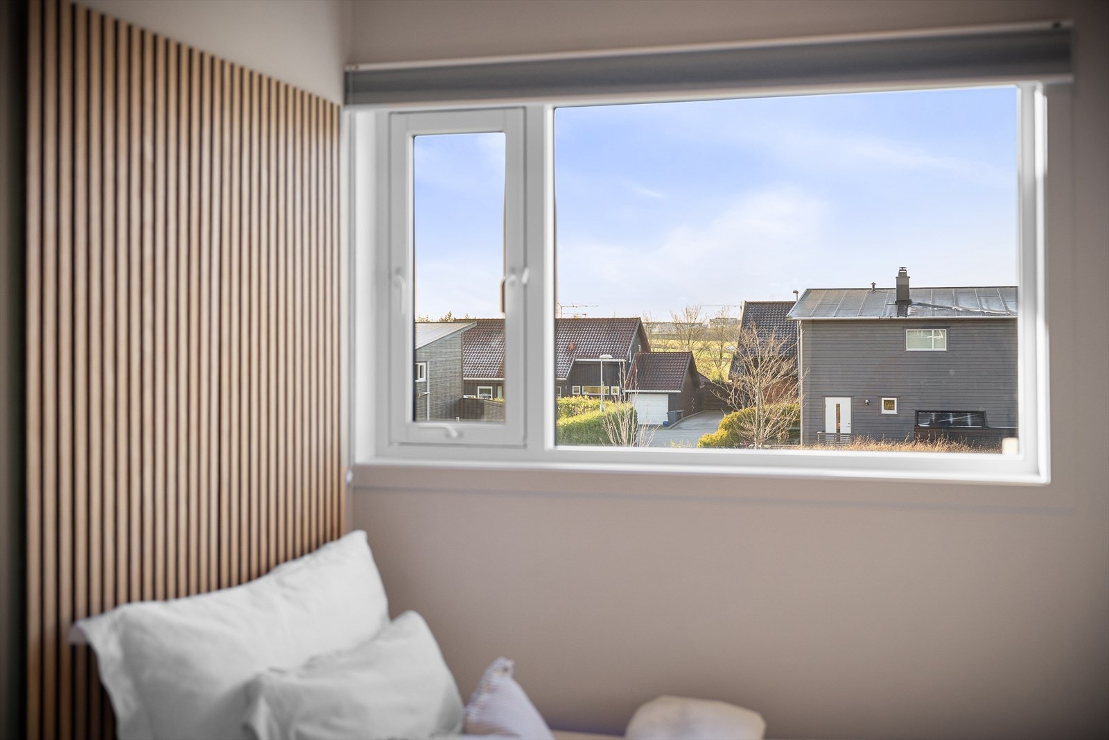 Herlig å våkne opp her med god takhøyde og stort vindu med utsikt. Galleribilde