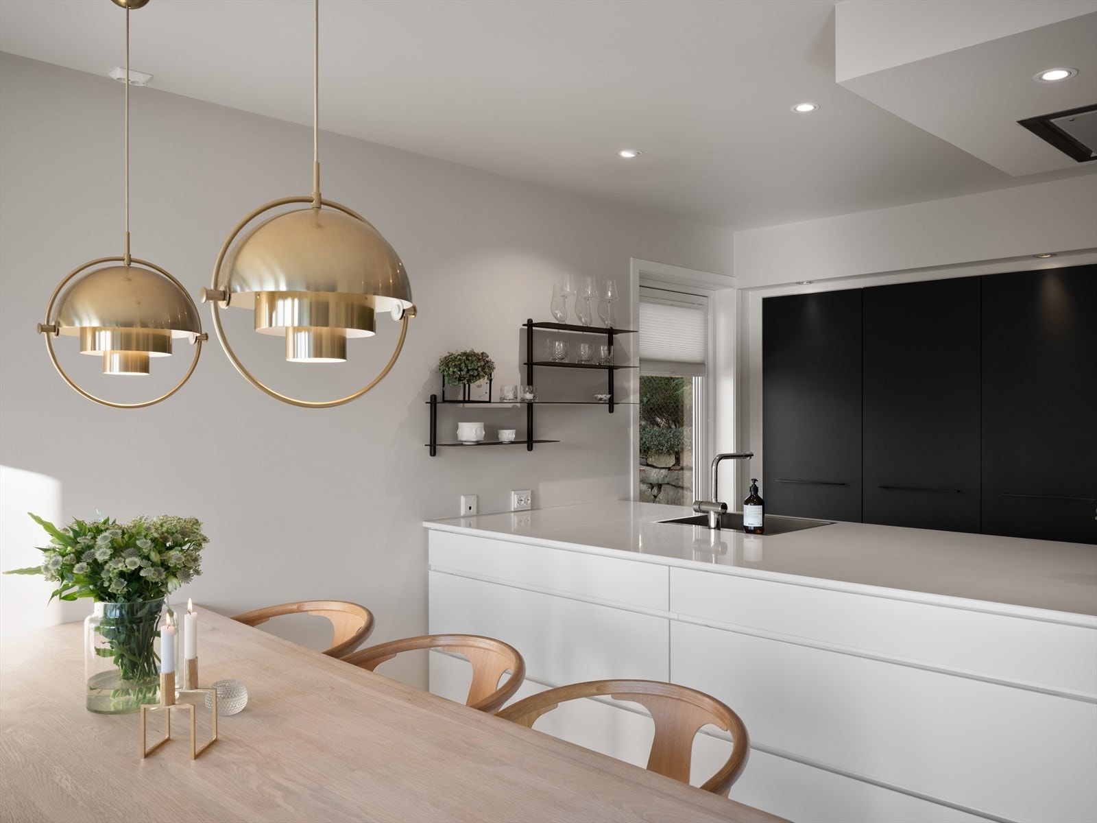 Gubi design tak lamper, samt Gest hylle følger med. Flotte detaljer, god oppbevaring og praktiske løsninger som flere stikk. Kjøkkenet har en gunstig utgang direkte til terrasser som gir fin flyt mellom inne og ute. Galleribilde