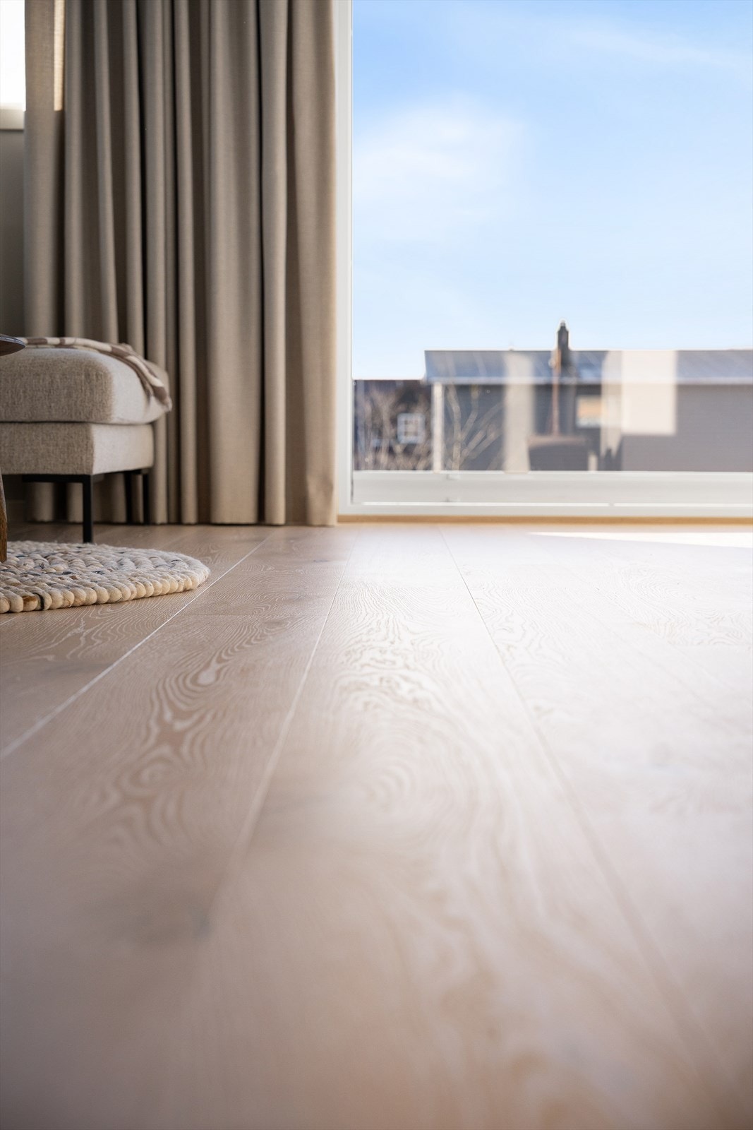 Eksklusiv en-stavs parkett fra Boen lagt av fagfolk i alle rom 1+2. etg. Galleribilde