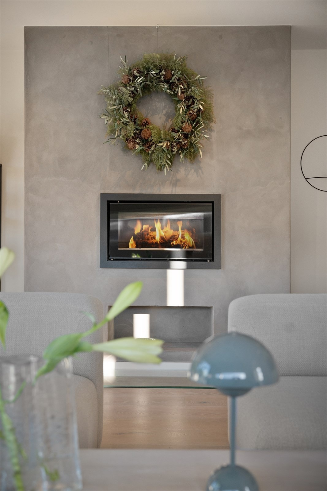 Moderne og stilren peisinnsat fra Stovax som gir en lun atmosfære, med mulighet for vedfyring. Perfekt på kalde vinterkvelder. Galleribilde