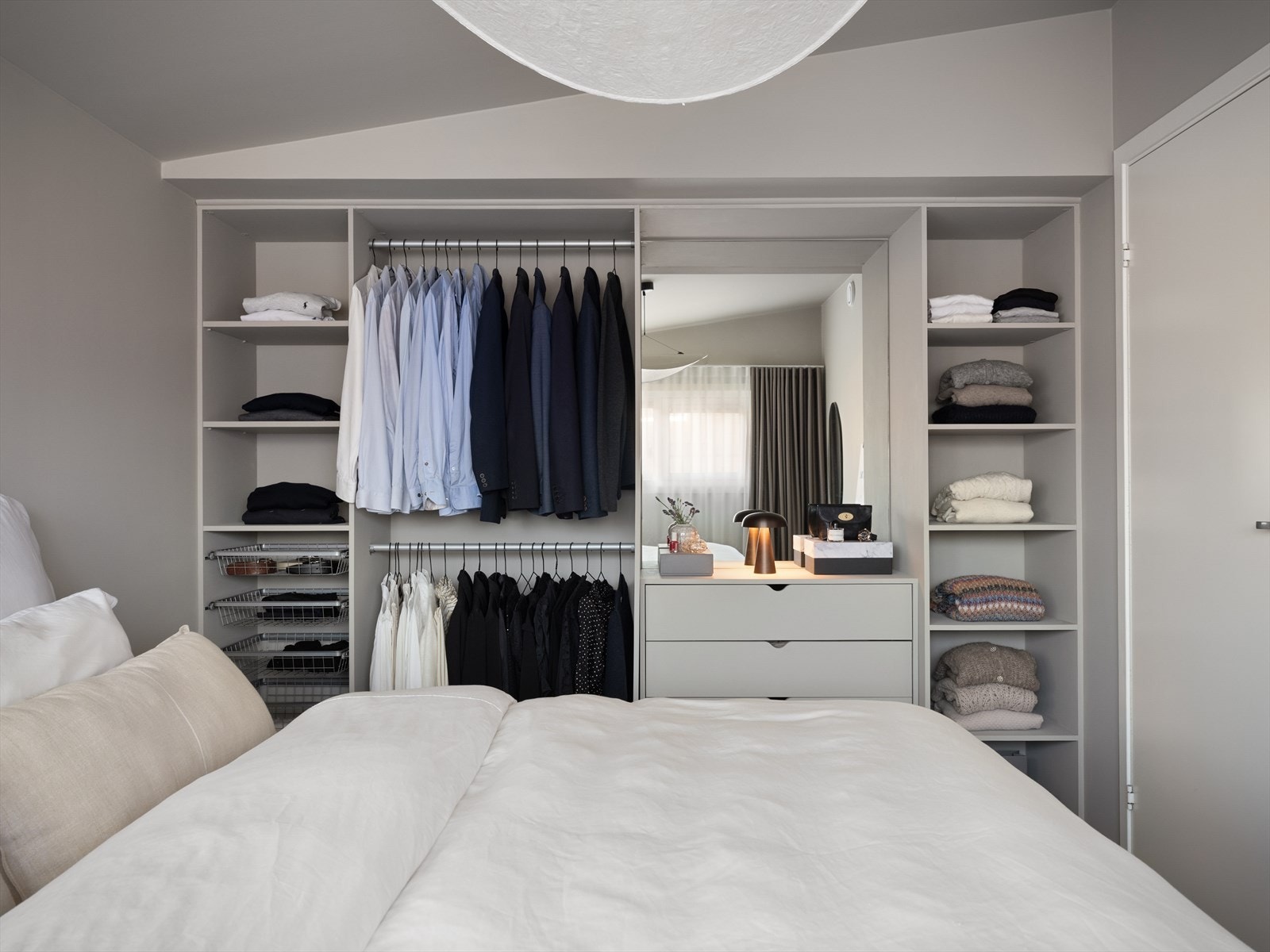 1 av 3 soverom i etasjen. Stor garderobe med smart innredning for hyller, oppheng og sminkebord. Galleribilde