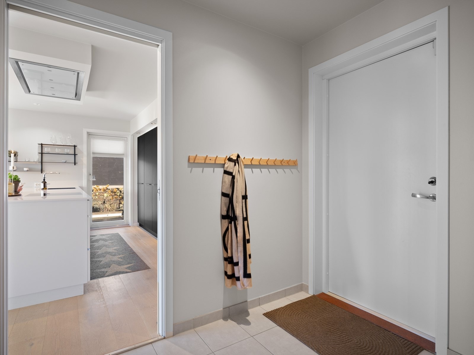 Godt med plass når du kommer hjem fra tur og trening, eller ungene med skolesekken. Enkel tilgang fra kjøkken gir praktisk bruk i hverdagen. Galleribilde