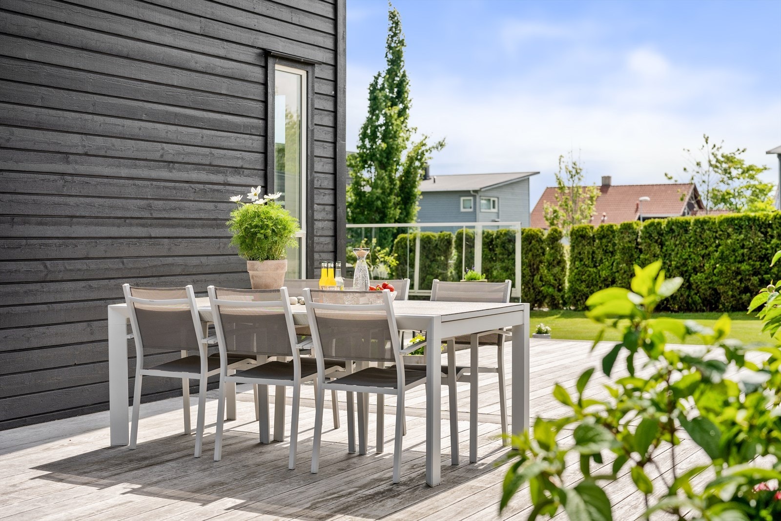 Rikelig med plass til å samle familie og venner. Private uterom med sol fra tidlig til sent. Her er det plass til lounge, sittegrupper, solsenger og langbord. Fine dager nytes med enkel flyt mellom inne og ute. Galleribilde