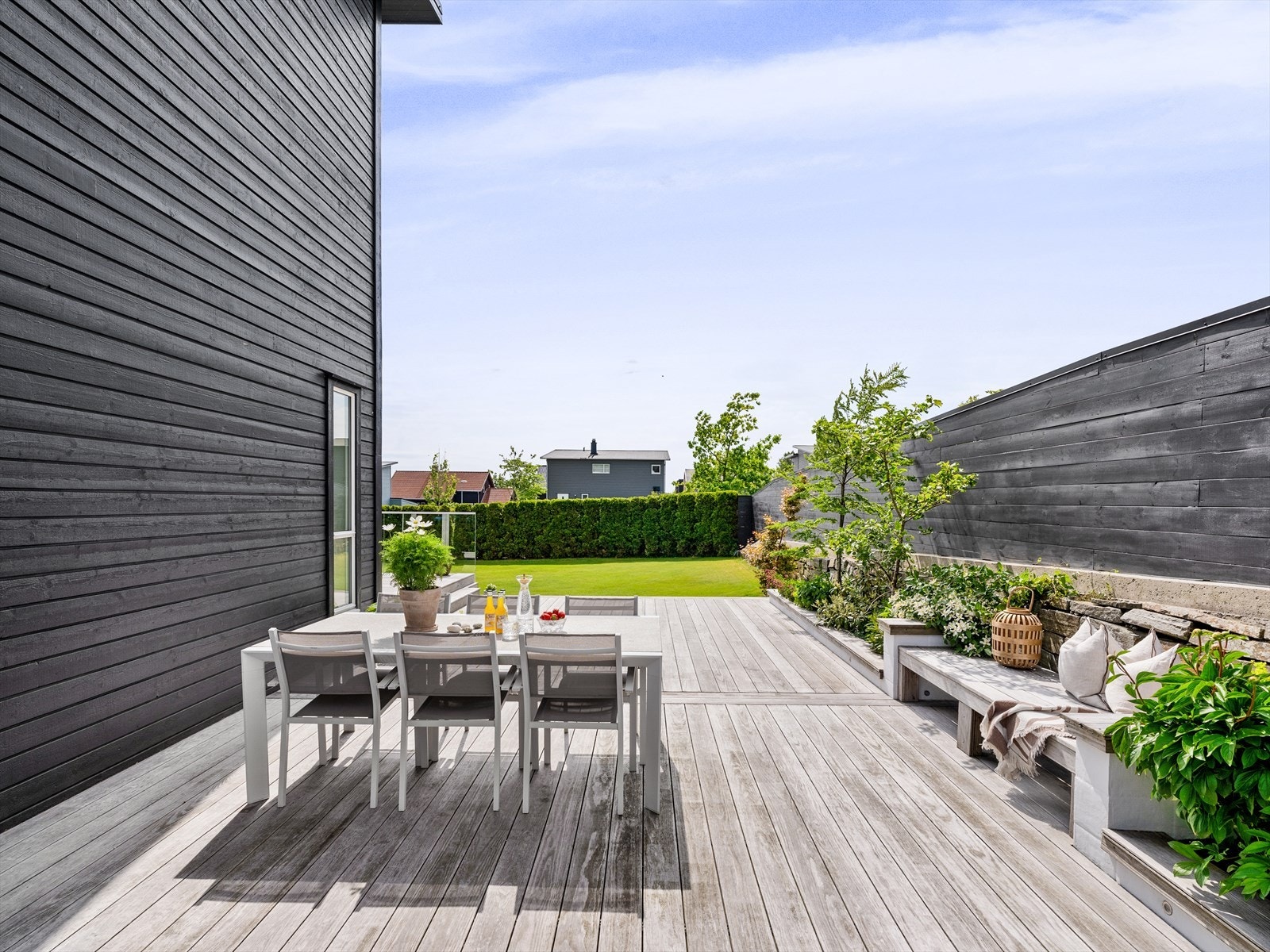Terrassen strekker seg rundt boligen, og har flere soner. Har har man mulighet til å flytte seg etter solen gjennom hele dagen, og fin oversikt til egen plen. Galleribilde