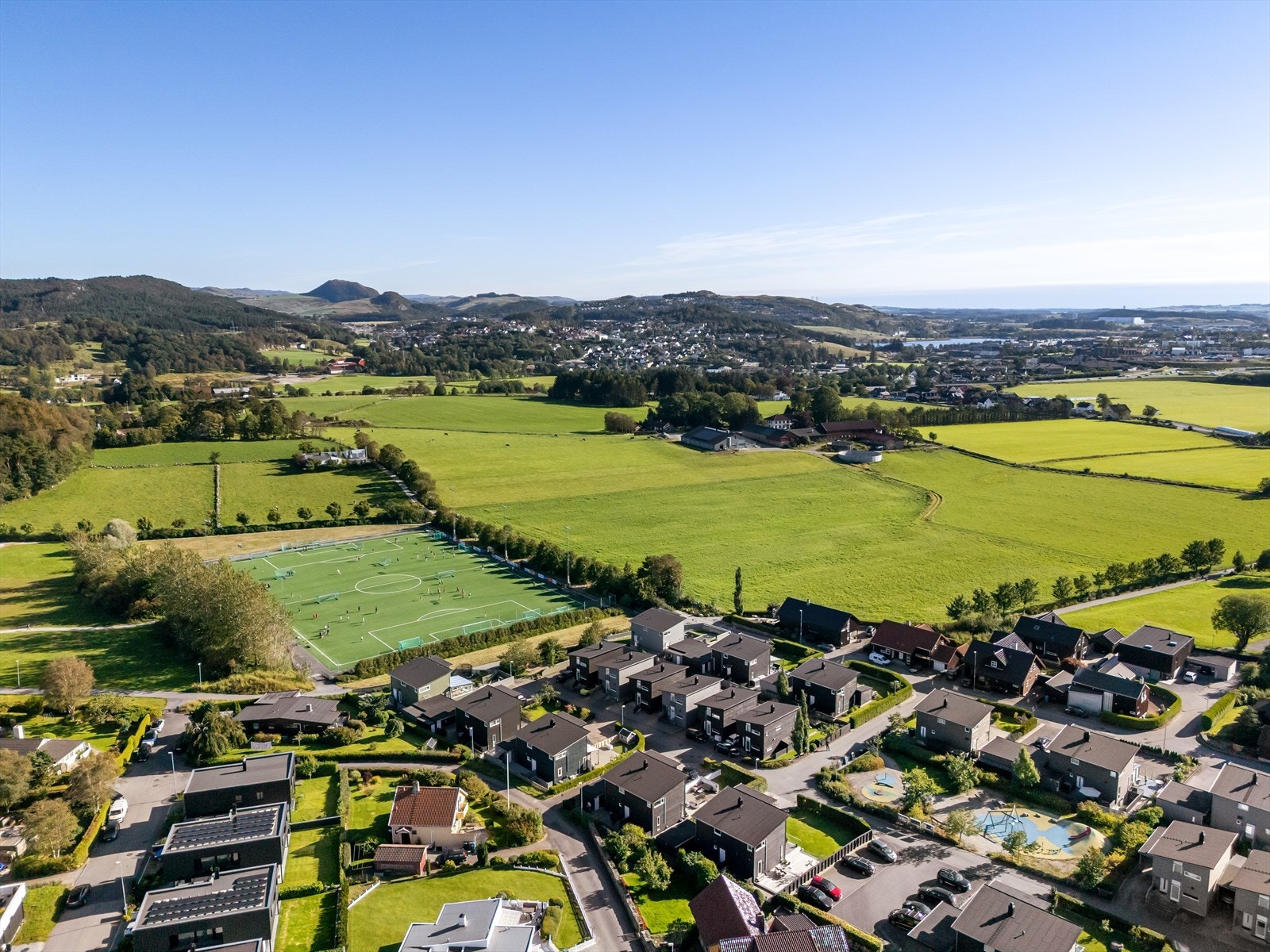 Boligen ligger i gåavstand til meste, turområder, skoler, barnehager, idrettsanlegg. Galleribilde