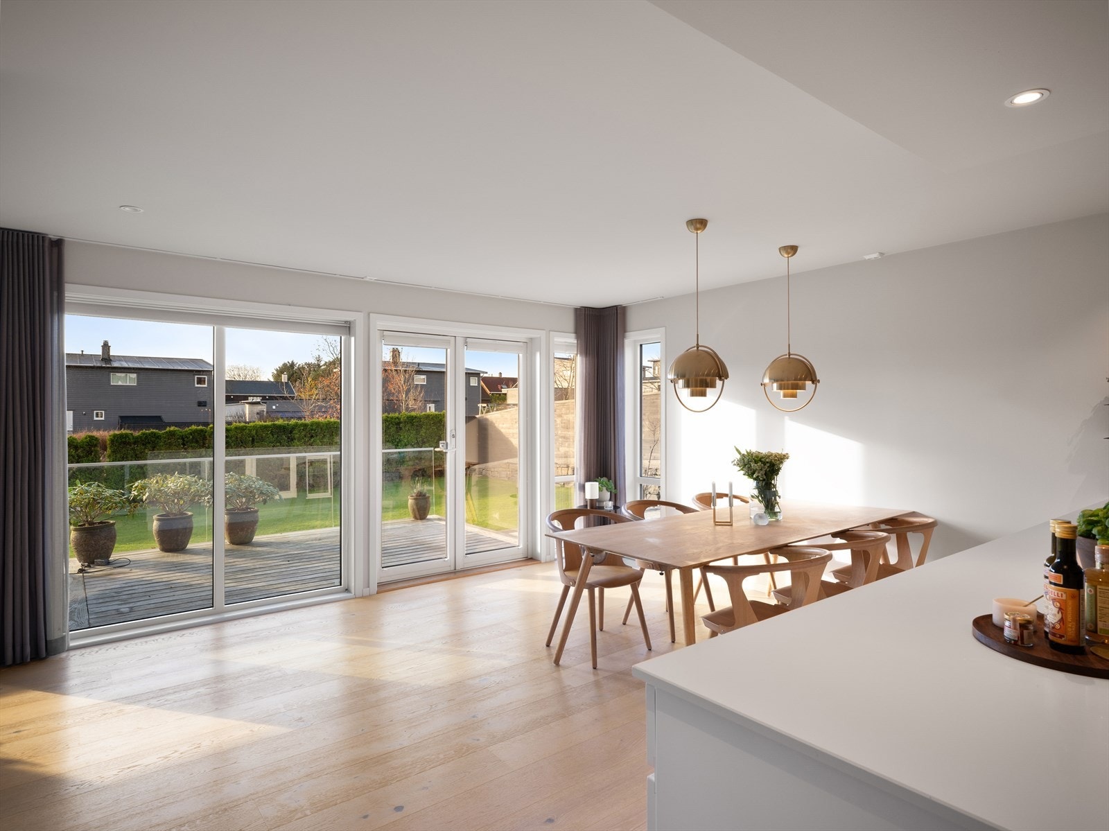 Kjøkken og spisestue har store vindusflater som gir et fantastisk romfølelse med en lys og behagelig stemning hele året. Direkte utgang til terrasse med dobbel terrassedør i glass. Galleribilde