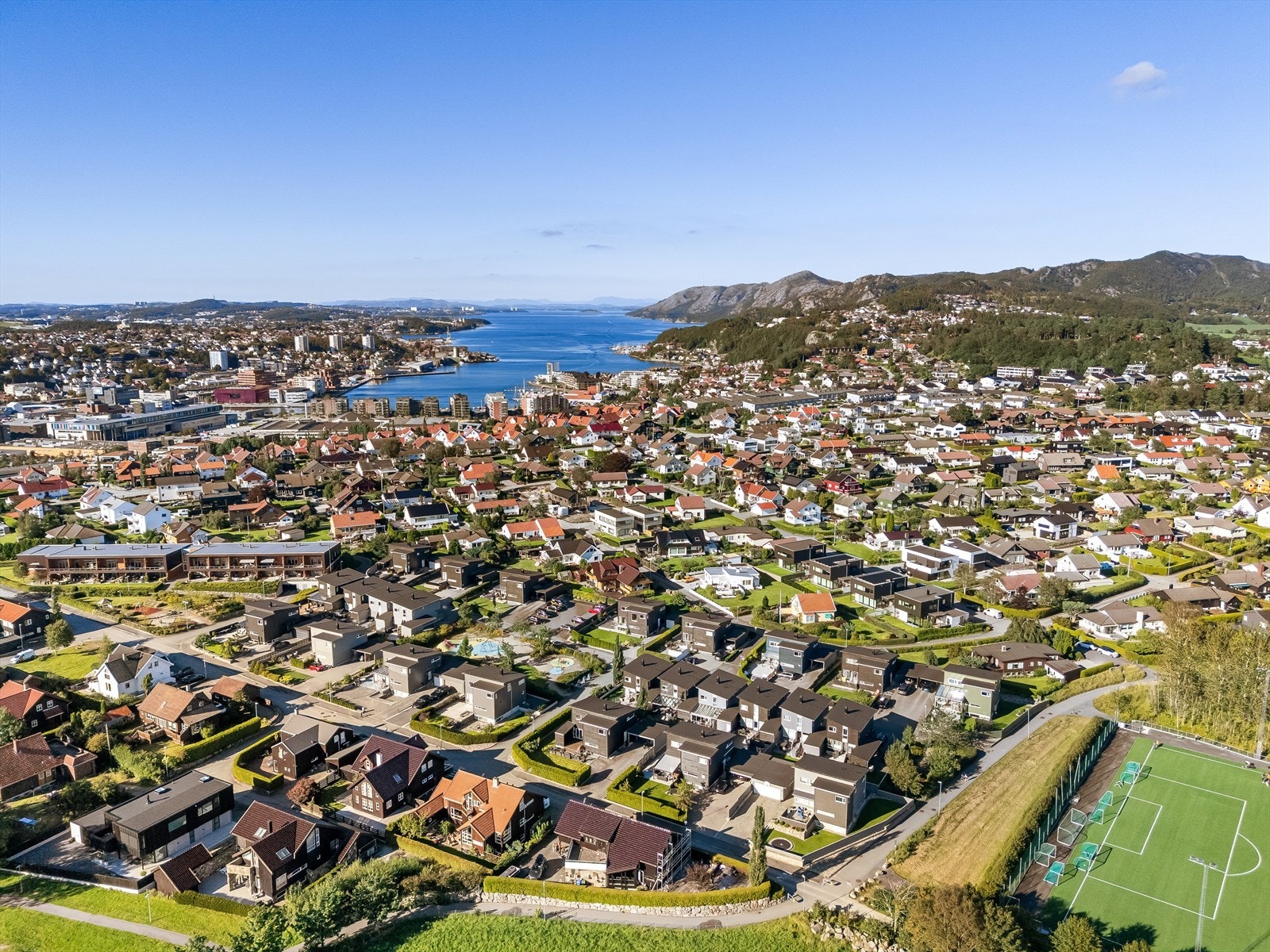 Nærområdet. Få meter til nabolagets fotballbane, og kun 12 minutters gange til Sandnes sentrum. Galleribilde
