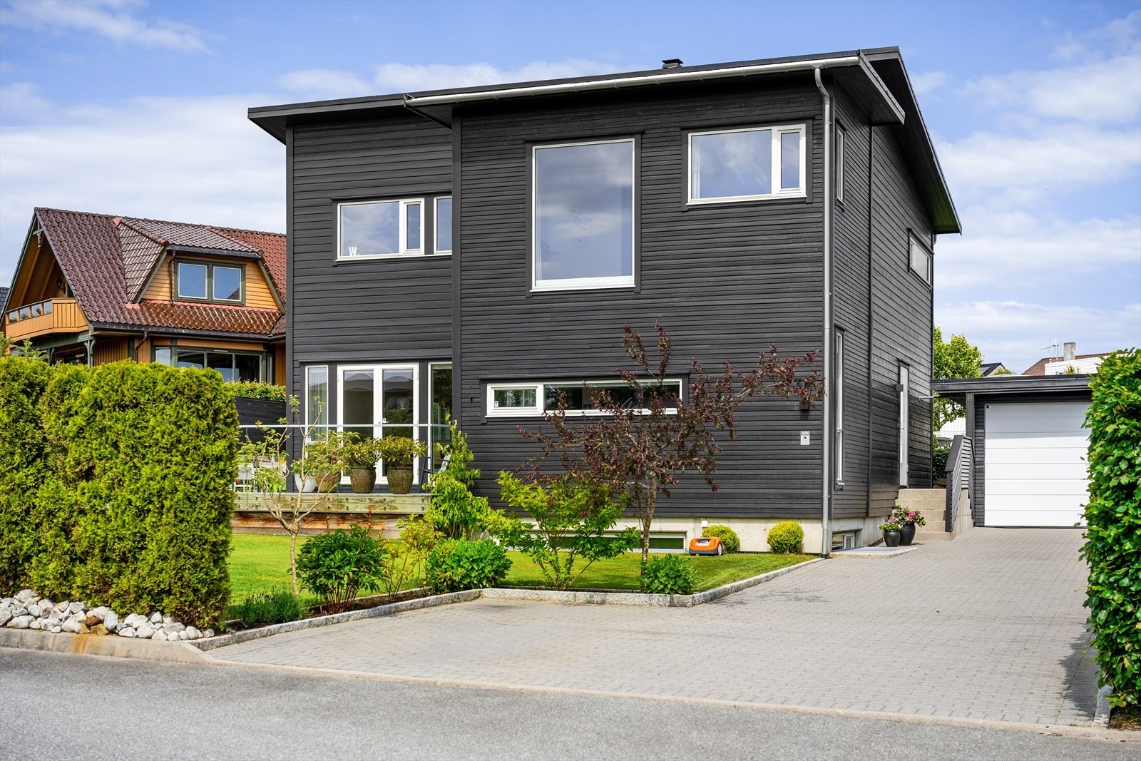 Dan Chruickshank presenterer: Innbydende, moderne villa m/oppholdsrom for enhver anledning både inne og ute. Delikat opparbeidet tomt. Romslig gårdsrom og carport, med plass til flere biler (Foto: Stian Dirdal). Galleribilde