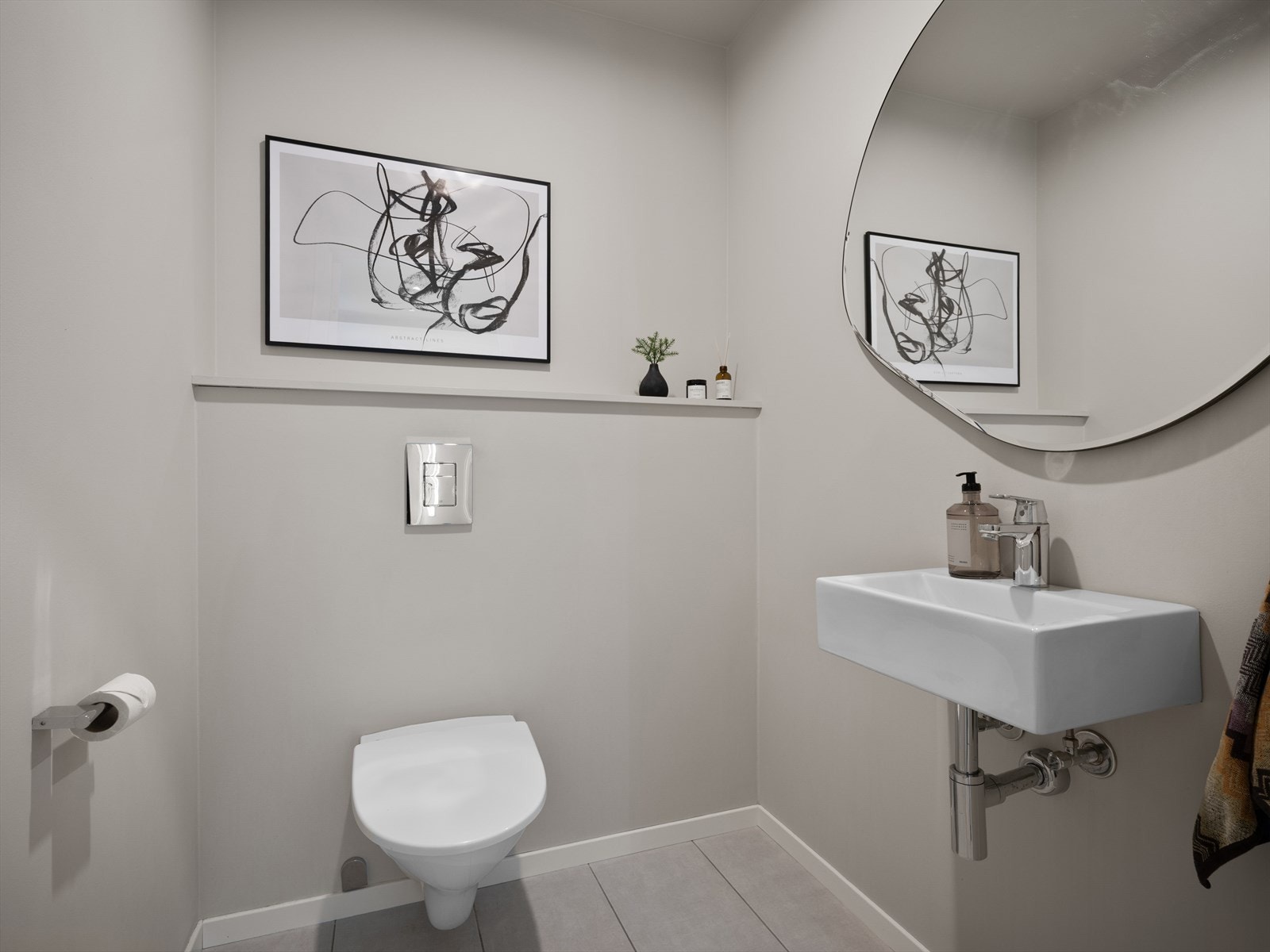 Det er eget gjestetoalett med enkel adkomst fra entréen, skjermet fra den sosiale sonen. Galleribilde