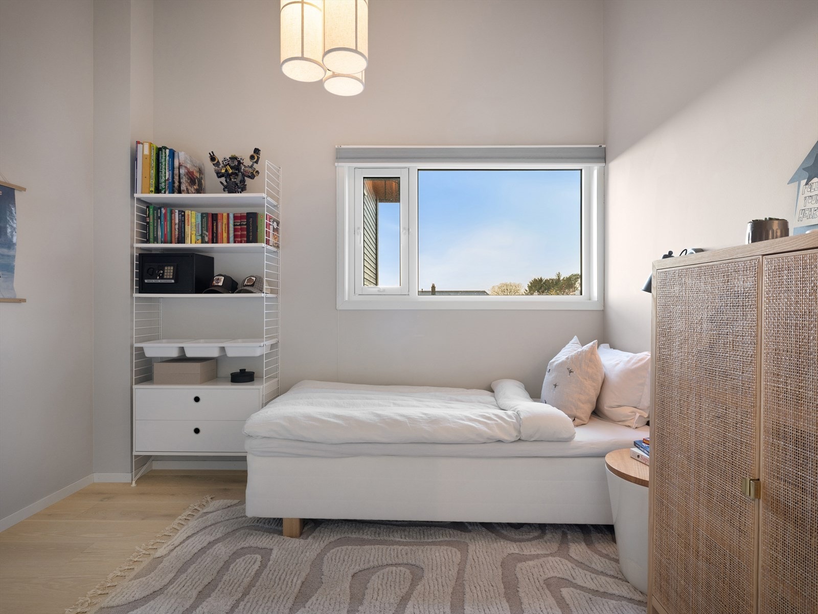 Romslig soverom 2 for de yngre, med plass til både gamingpult, seng og skap. Her kan de ha venner på besøk. God takhøyde og stort vindu med utsikt. Galleribilde