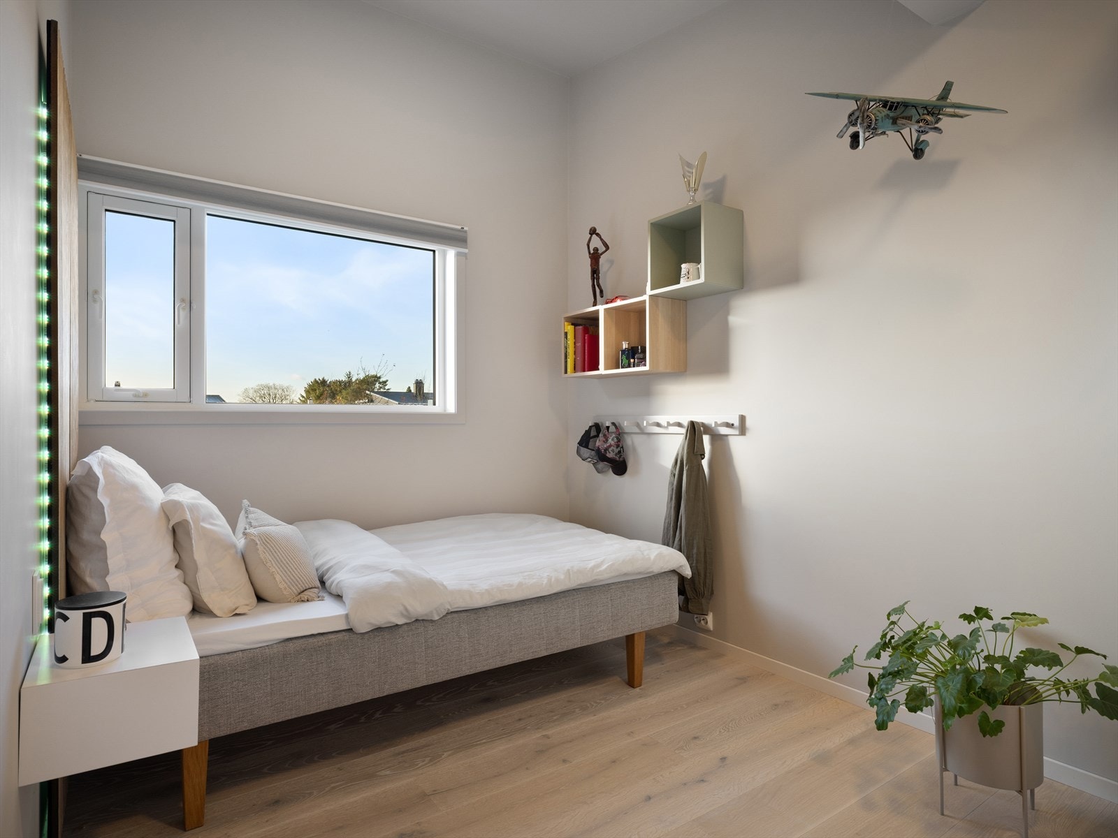 Romslig soverom 3 for de yngre, med plass til alt en trenger. God takhøyde og stort vindu med utsikt. Galleribilde