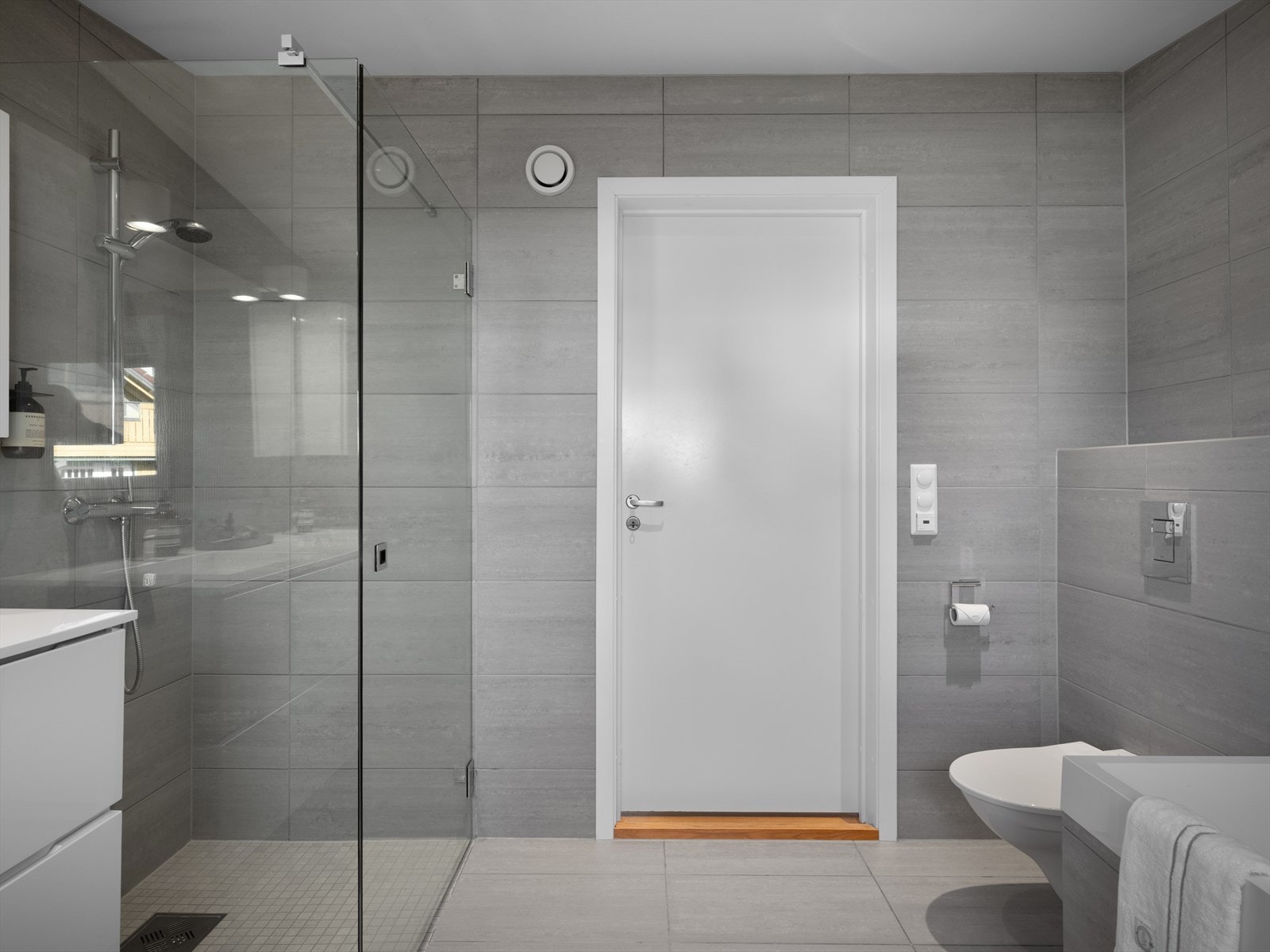 Både dusj og badekar gir et komplett familiebad. Praktisk dobbelvask for travle morgener og stell for han, henne og barna, samt rikelig med oppbevaring i seksjon og veggskap. Galleribilde