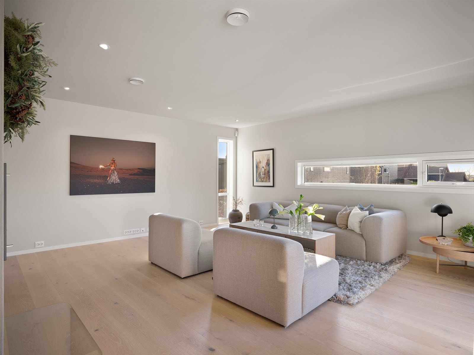 Smart vindusbruk gir mye veggplass for møblering av reoler, kommoder, sofagruppe m.m. i tillegg til å slippe inn rikelig med naturlig lys. Eksklusiv en-stavs parkett fra Boen lagt av fagfolk i alle rom. Galleribilde