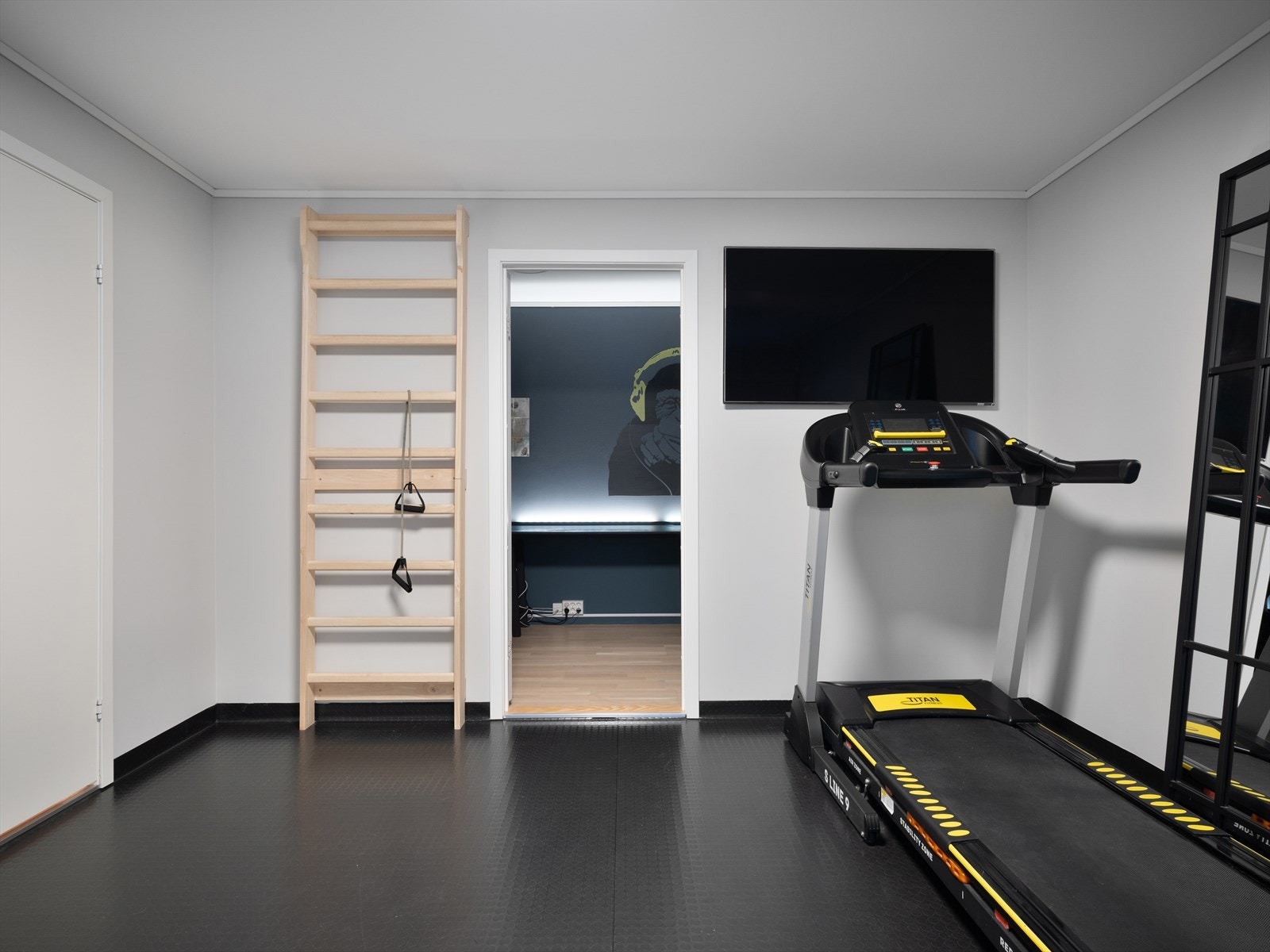 Mange muligheter for den kreative. Med røropplegg kan en sette inn et hybelkjøkken. Svært kjekt hobby/treningsrom med romslig størrelse og egen inngang. Galleribilde