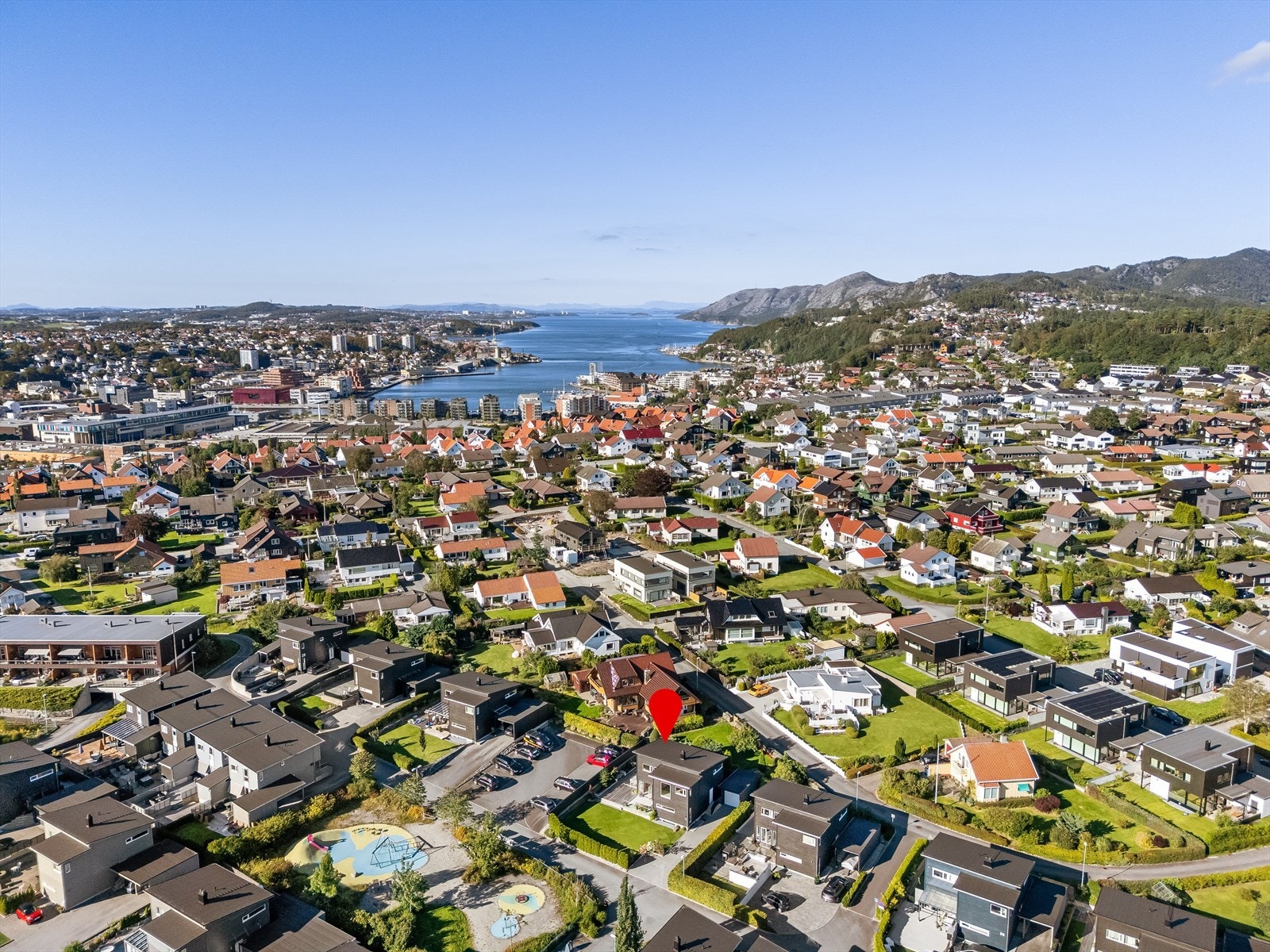Sentralt på Austrått, med kun 12 minutters gange til sentrum. Kort avstand til både turområdet, idrettsarenaer, skole og barnehage. Galleribilde
