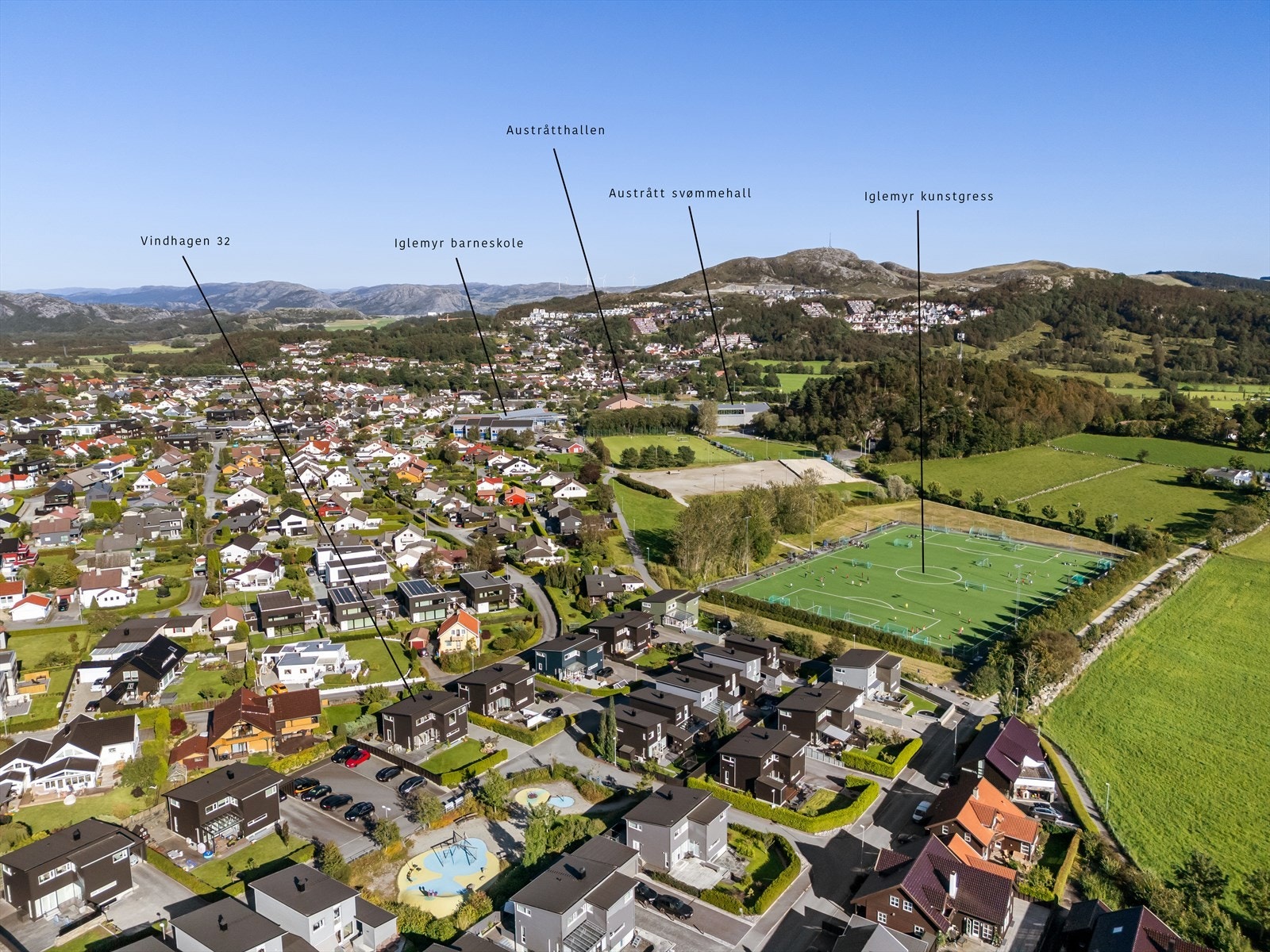 Boligen ligger i trygg gåavstand til alt hverdagen krever - turområder, skoler, barnehager, idrettsanlegg. Galleribilde