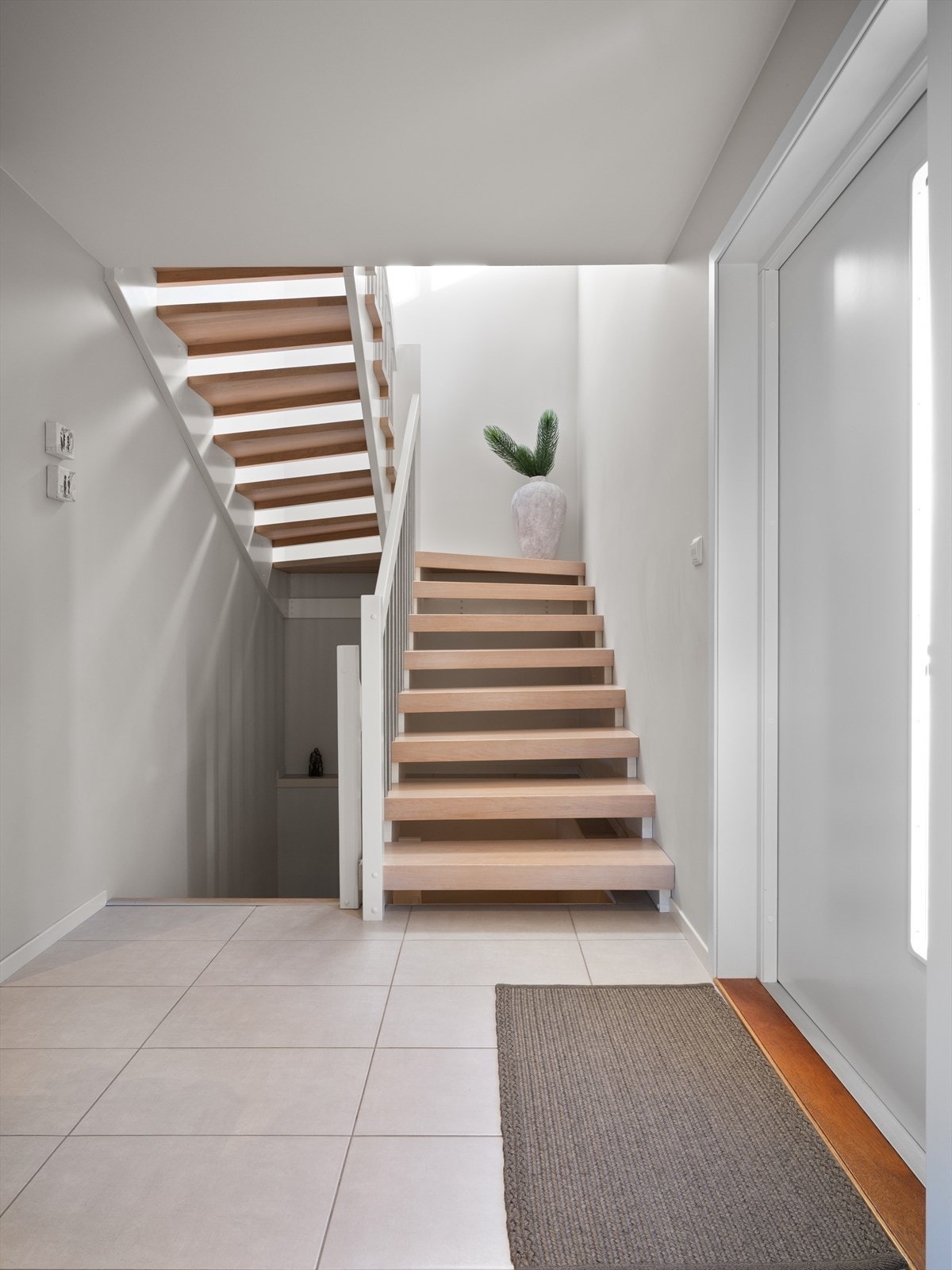 Fra hovedentreen er det tilkomst til boligens alle etasjer. Heltre trapp med overliggende vange. Galleribilde