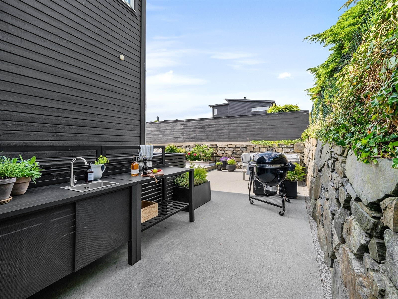 Rikelig med plass og rom for utekjøkken, pizzaovn og grilling om ønskelig. Galleribilde