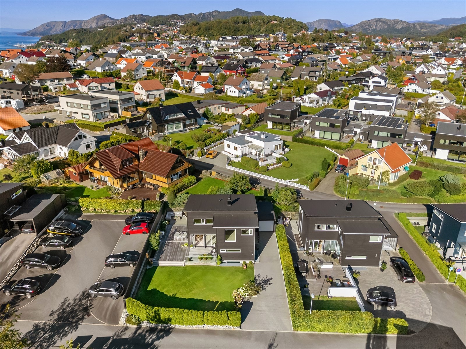 En komplett eiendom med uterom for enhver anledning. Gjesteparkering i umiddelbar nærhet. Et område med store hager og luftige omgivelser. Få min gange til både tur, trening, skole og alt hverdagen krever. Galleribilde