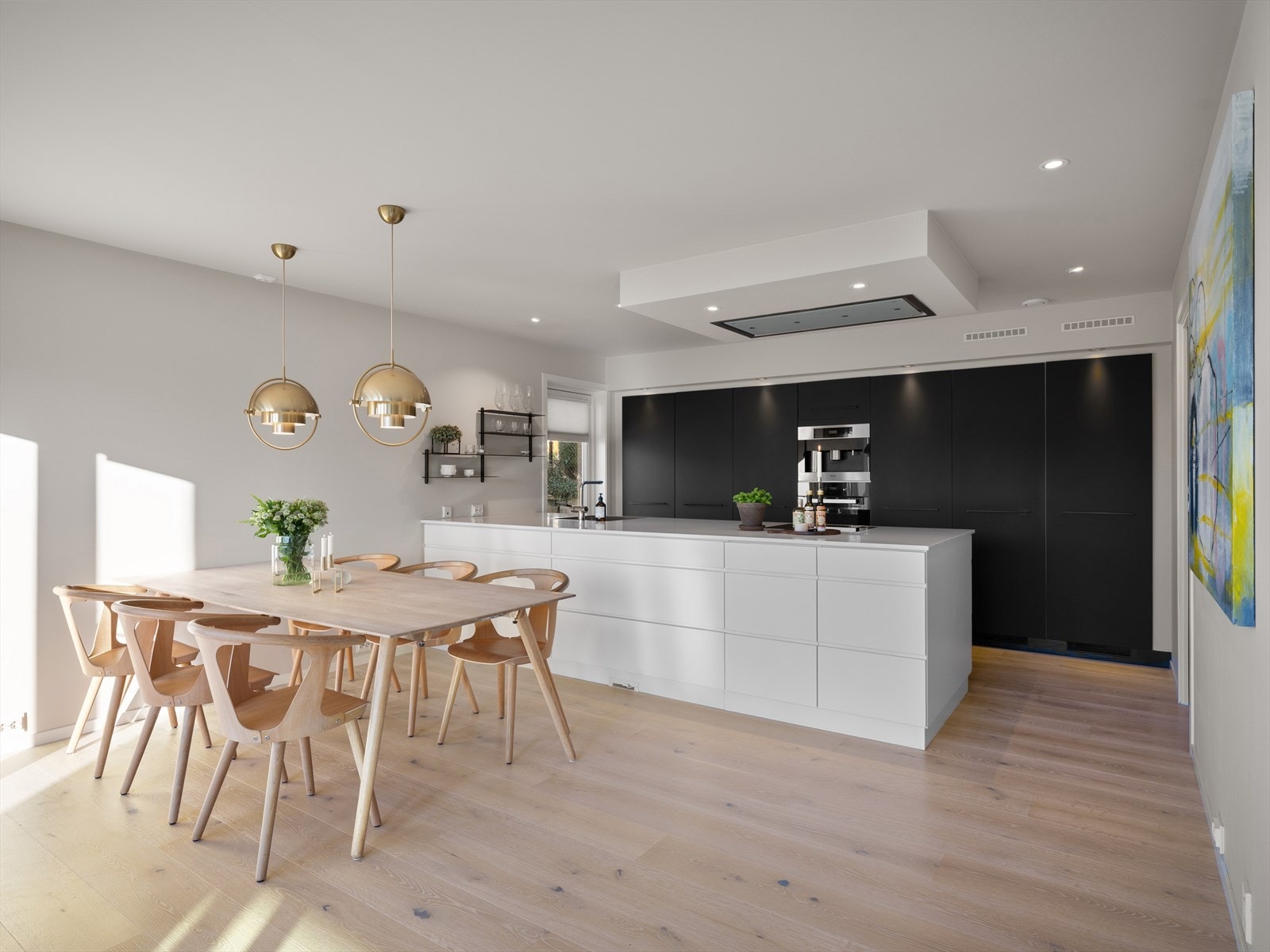 Støvsugerlist. En stor sosial sone i allrom på kjøkken. Her kan du dekke opp til langbord og høytid, samtidig som du i hverdagen kan hjelpe med lekser samtidig som maten lages. Galleribilde