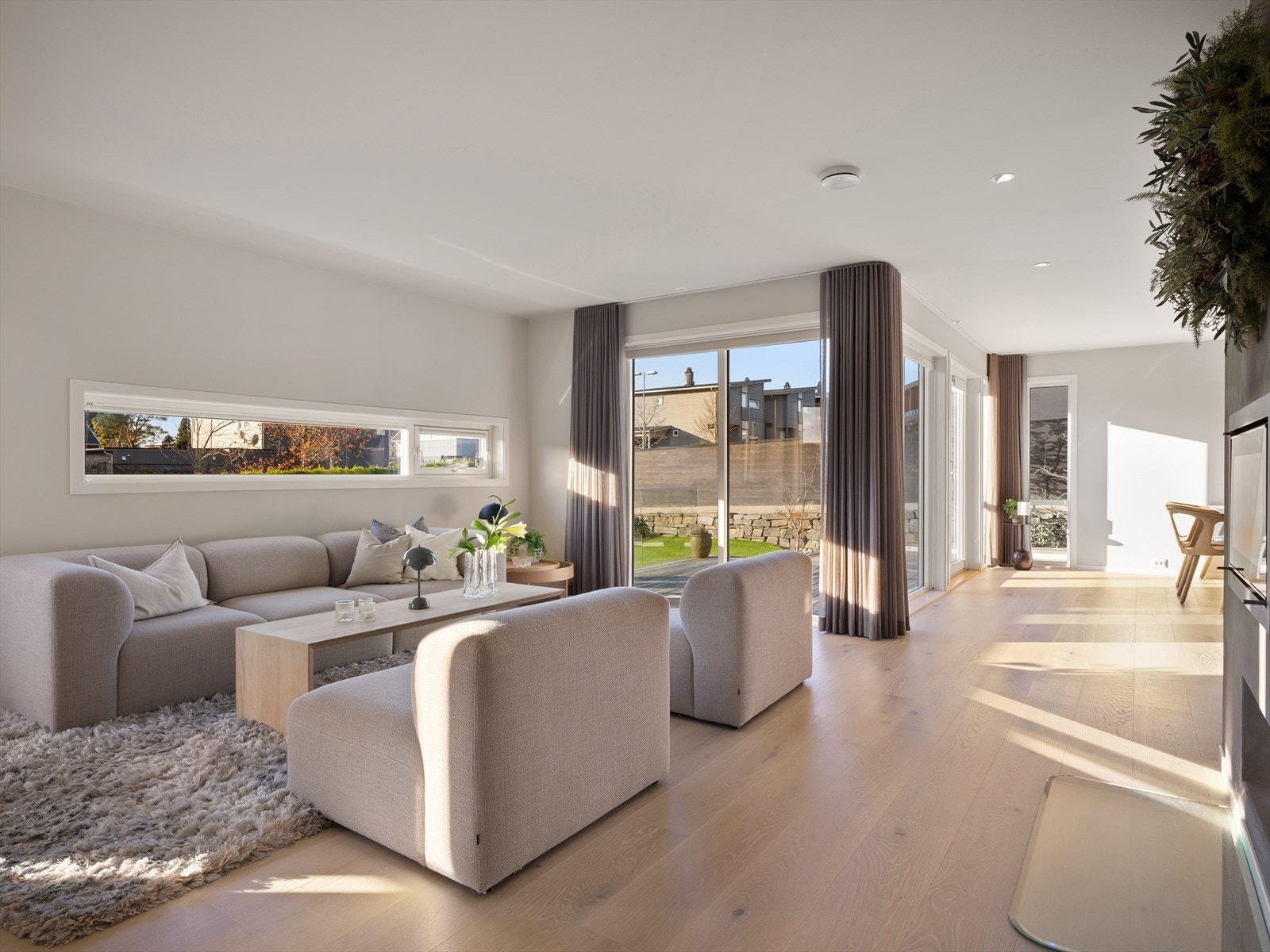 En herlig romfølelse med kombinasjonen av store vinduer og naturlig lys, peisovn for ekstra varme og atmosfære, samt naturlige soner for møblering. Galleribilde