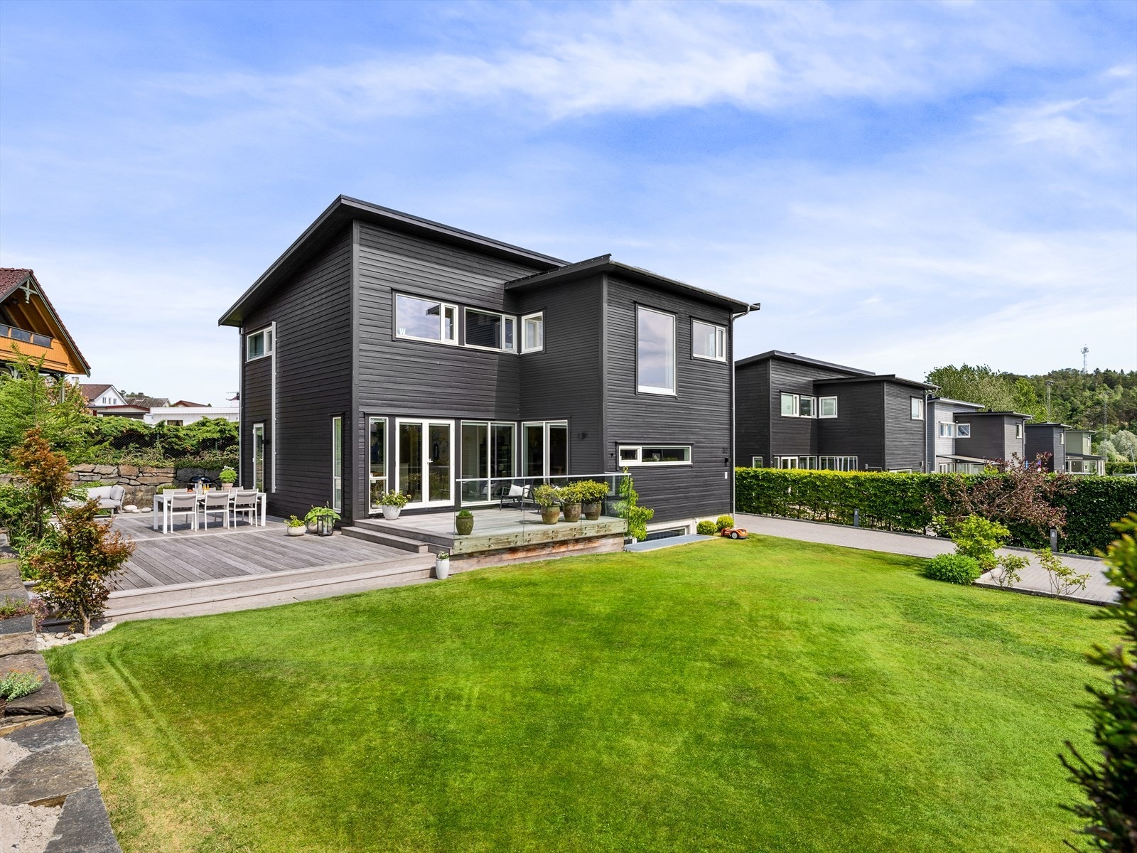 Dan Chruickshank presenterer: Innbydende, moderne villa m/oppholdsrom for enhver anledning både inne og ute. Delikat opparbeidet tomt. Romslig gårdsrom og carport, med plass til flere biler (Foto: Stian Dirdal). Galleribilde