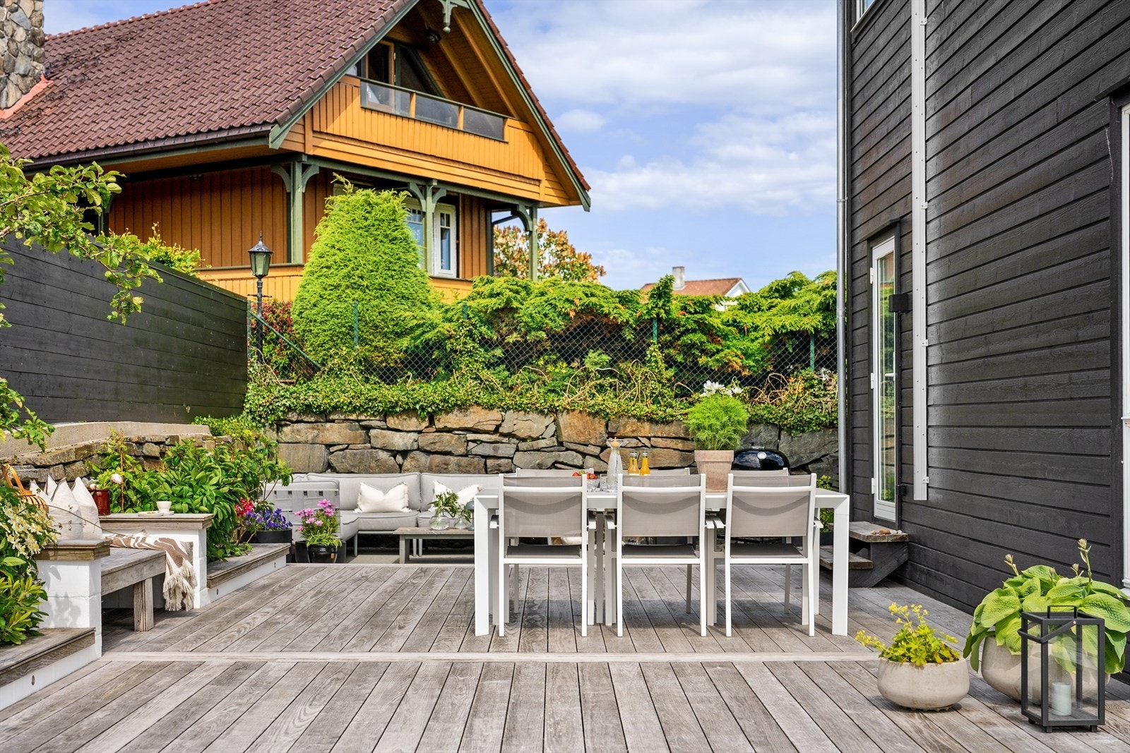 Rikelig med plass til å samle familie og venner. Private uterom med sol fra tidlig til sent. Her er det plass til lounge, sittegrupper, solsenger og langbord. Fine dager nytes med enkel flyt mellom inne og ute. Galleribilde