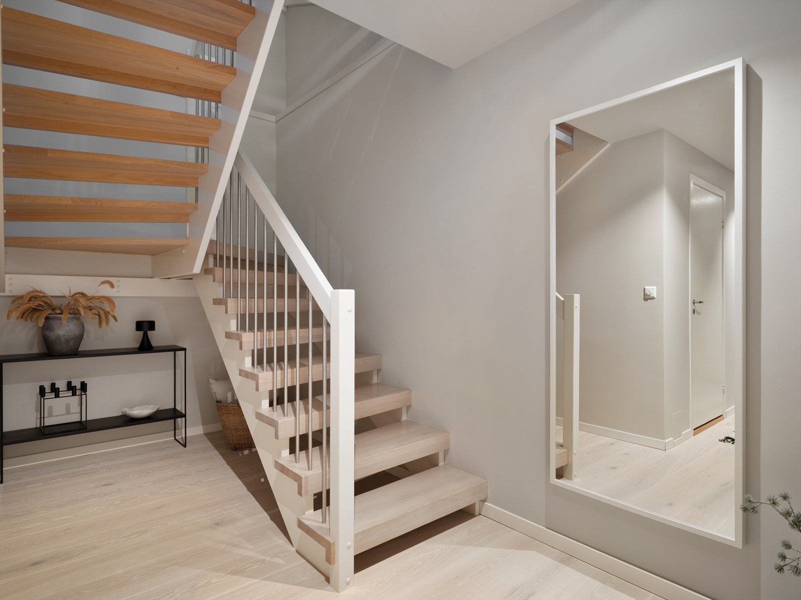 Underetasjen fremstår behagelig med lyse toner og åpen heltre trapp. Rikelig med lagringsmuligheter. Mulighet for lettvegg for å skille av trapperom og kinorom fra mulig utleiedel (søknadspliktig). Galleribilde