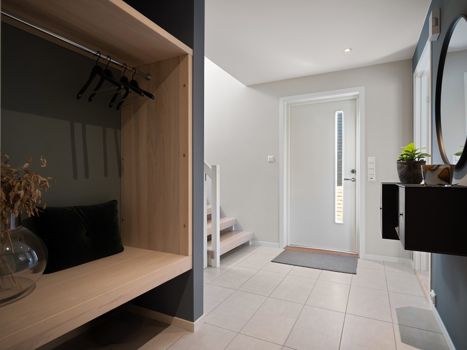 Romslig hovedentre med fliser, varmekabler og plassbygd garderobe. Skapene i gangen fra Søren Lassen følger med, samt speil. Stedsbygd garderobe fra Meisland trevare. Galleribilde