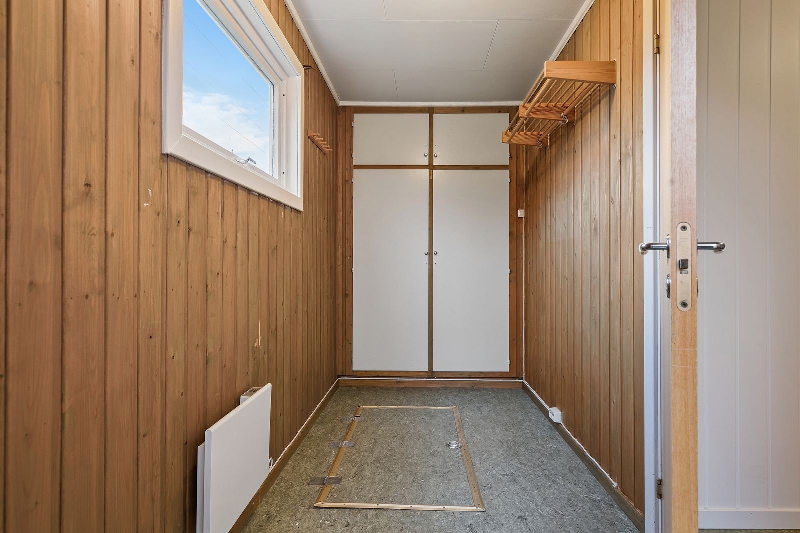 Praktisk entre med innebygd garderobeskap – plass til jakker, sko og tilbehør. Galleribilde