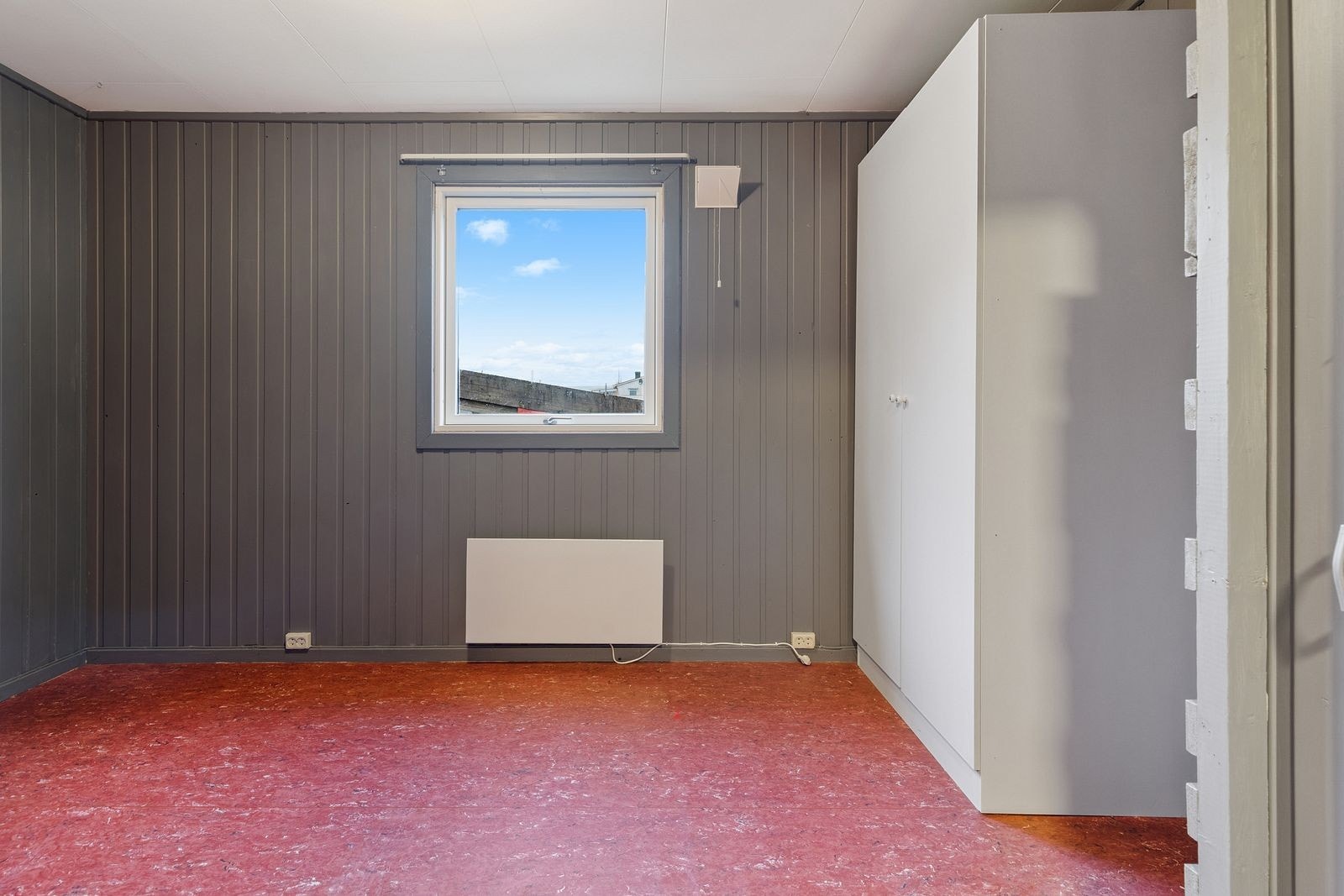 Hovedsoverom med plass til seng og nattbord, samt praktisk garderobeløsning for god oppbevaring Galleribilde