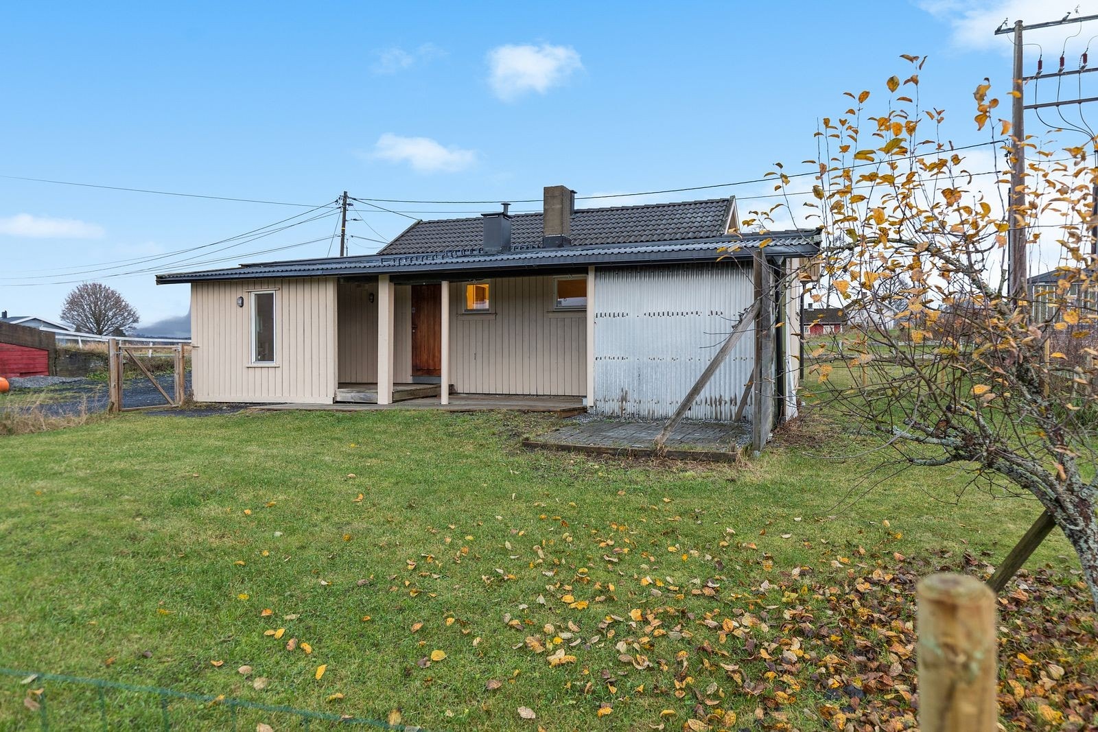 Baksiden av huset byr på et inngjerdet grøntareal, perfekt for lek, avslapning og uteaktiviteter. Galleribilde