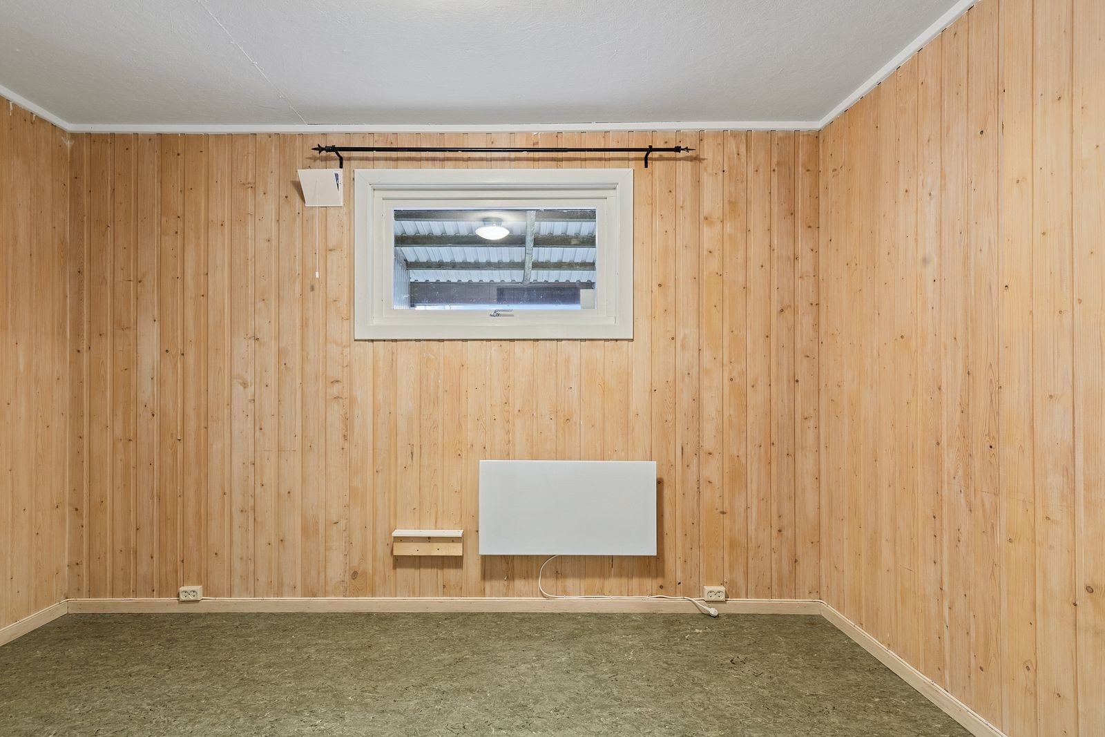 Romslig disponibelt rom som kan brukes etter behov, perfekt som kontor, lagringsplass osv. Galleribilde