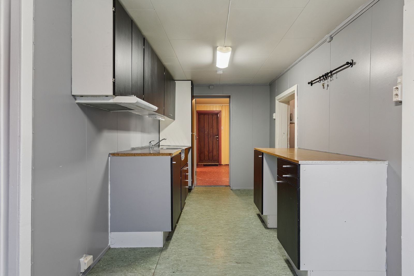 Funksjonelt og koselig kjøkken med god benkeplass og mulighet for frittstående hvitevarer. Galleribilde