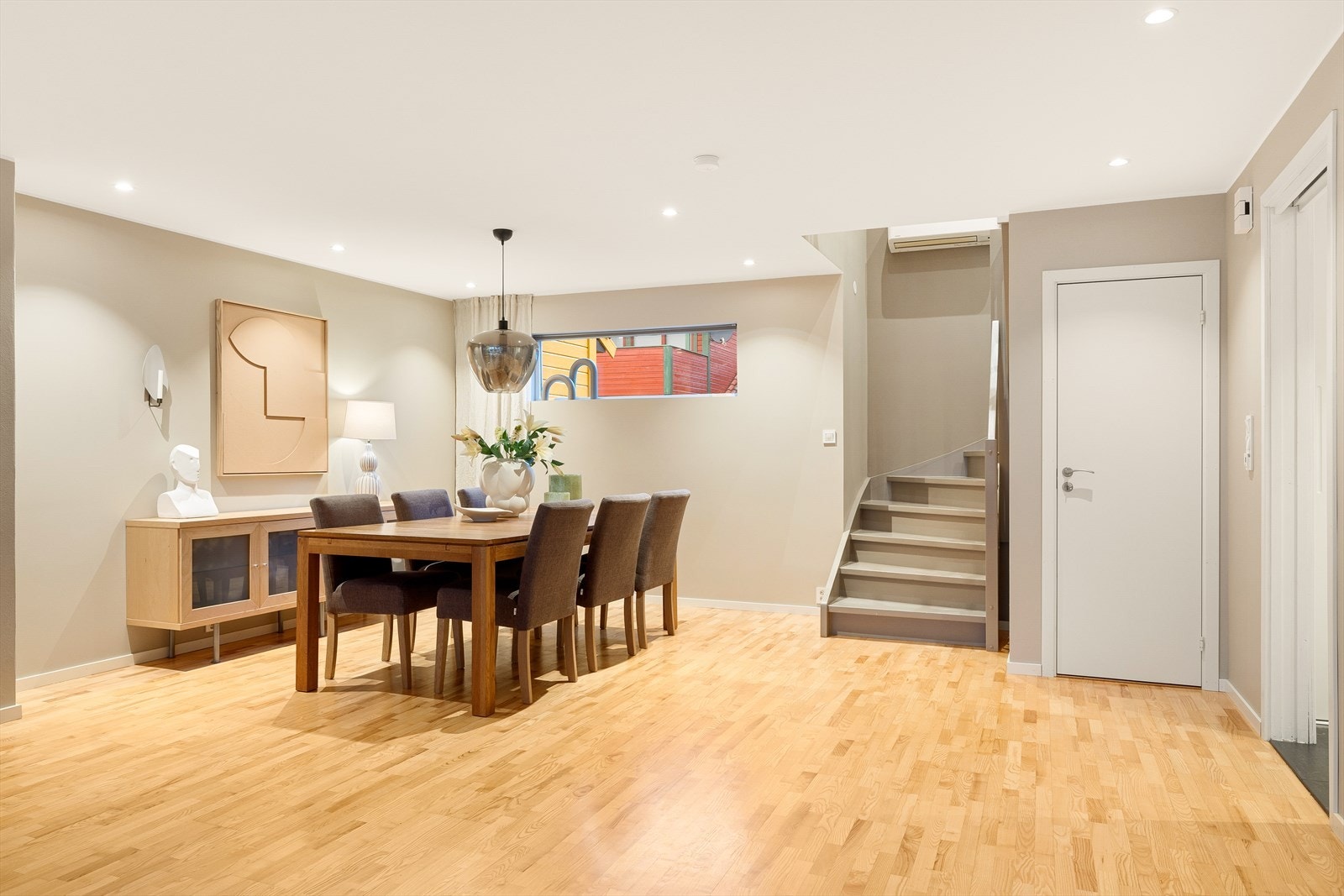 Den generøse størrelsen gir svært gode møbleringsmuligheter, med plass til både romslig sofagruppe og spisebord. Galleribilde