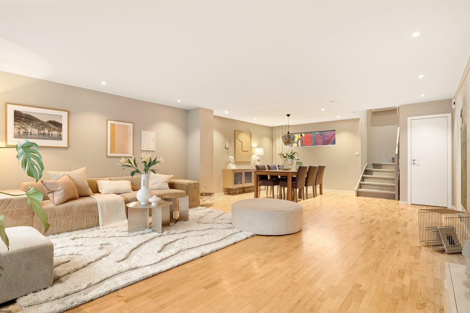 Rommet måler hele 43,8 kvm og gir en god og åpen romfølelse. Galleribilde