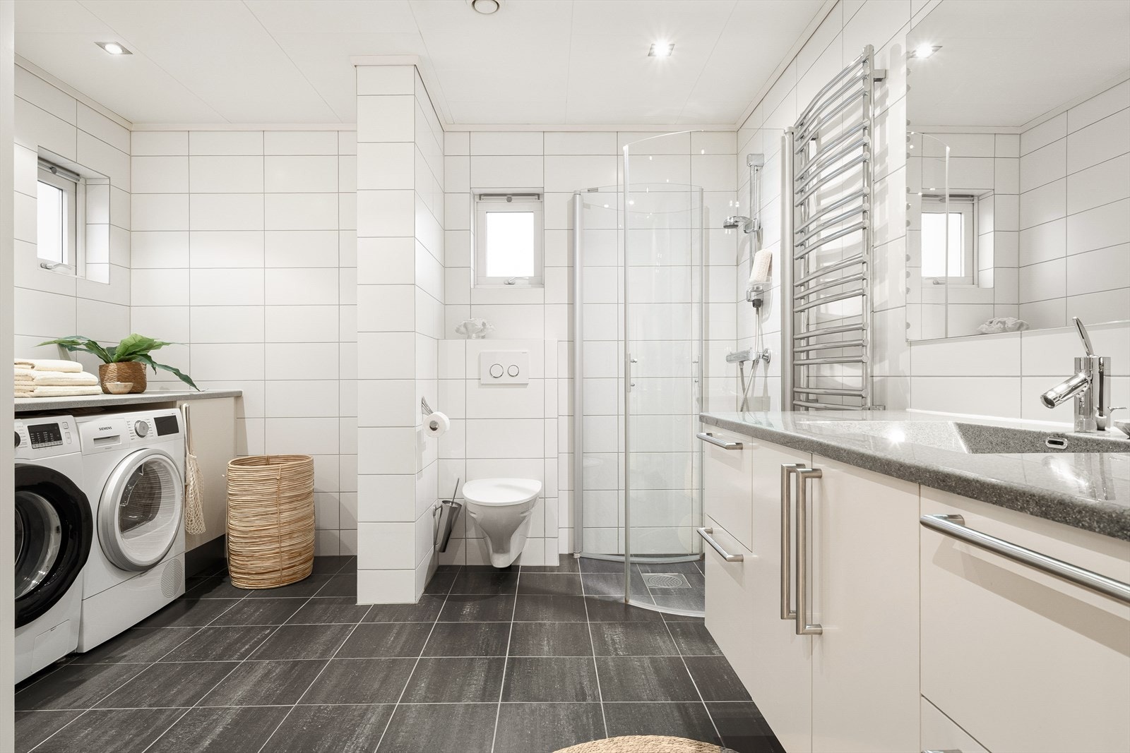 Tidløst og helfliset bad/vaskerom på ca. 10 kvm. Galleribilde