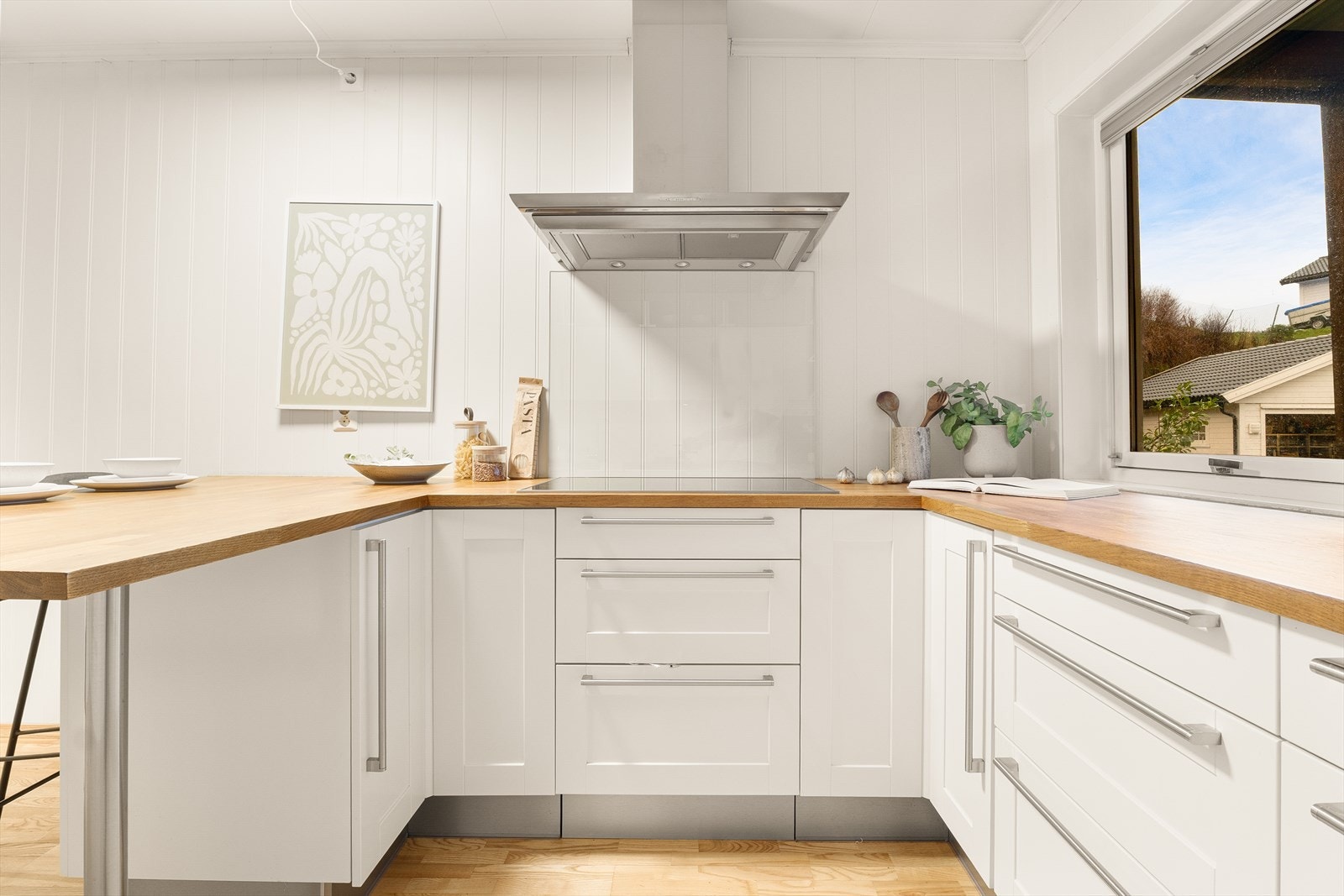 Kjøkkenet byr på rikelig med arbeidsflate og gode oppbevaringsløsninger. Galleribilde