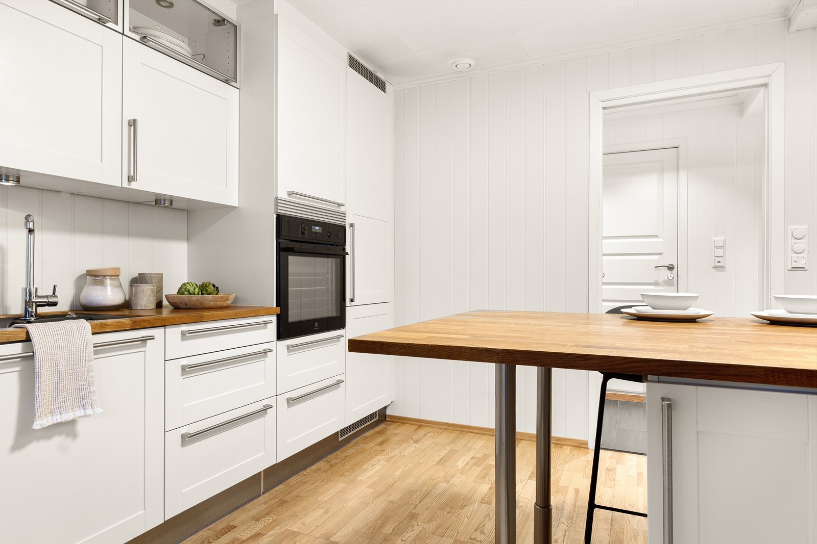 Av integrerte hvitevarer finner du kjøleskap, stekeovn, oppvaskmaskin og platetopp. Galleribilde