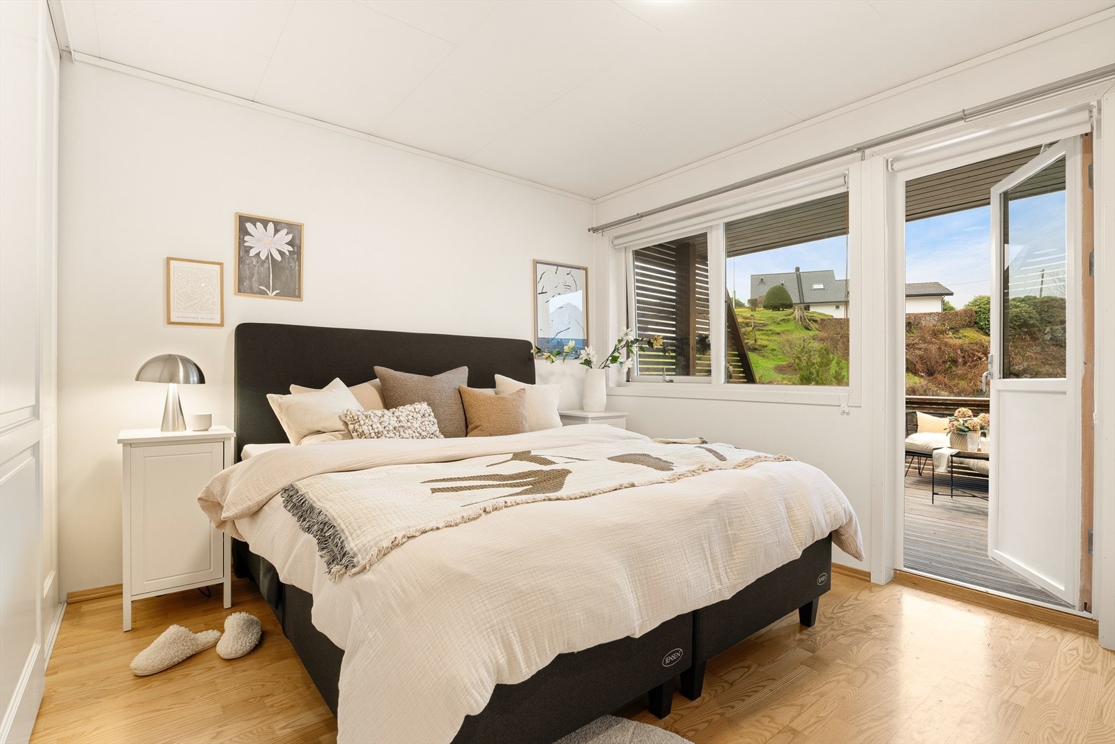 Soverom 1 er et romslig og naturlig hovedsoverom med gode møbleringsmuligheter. Galleribilde