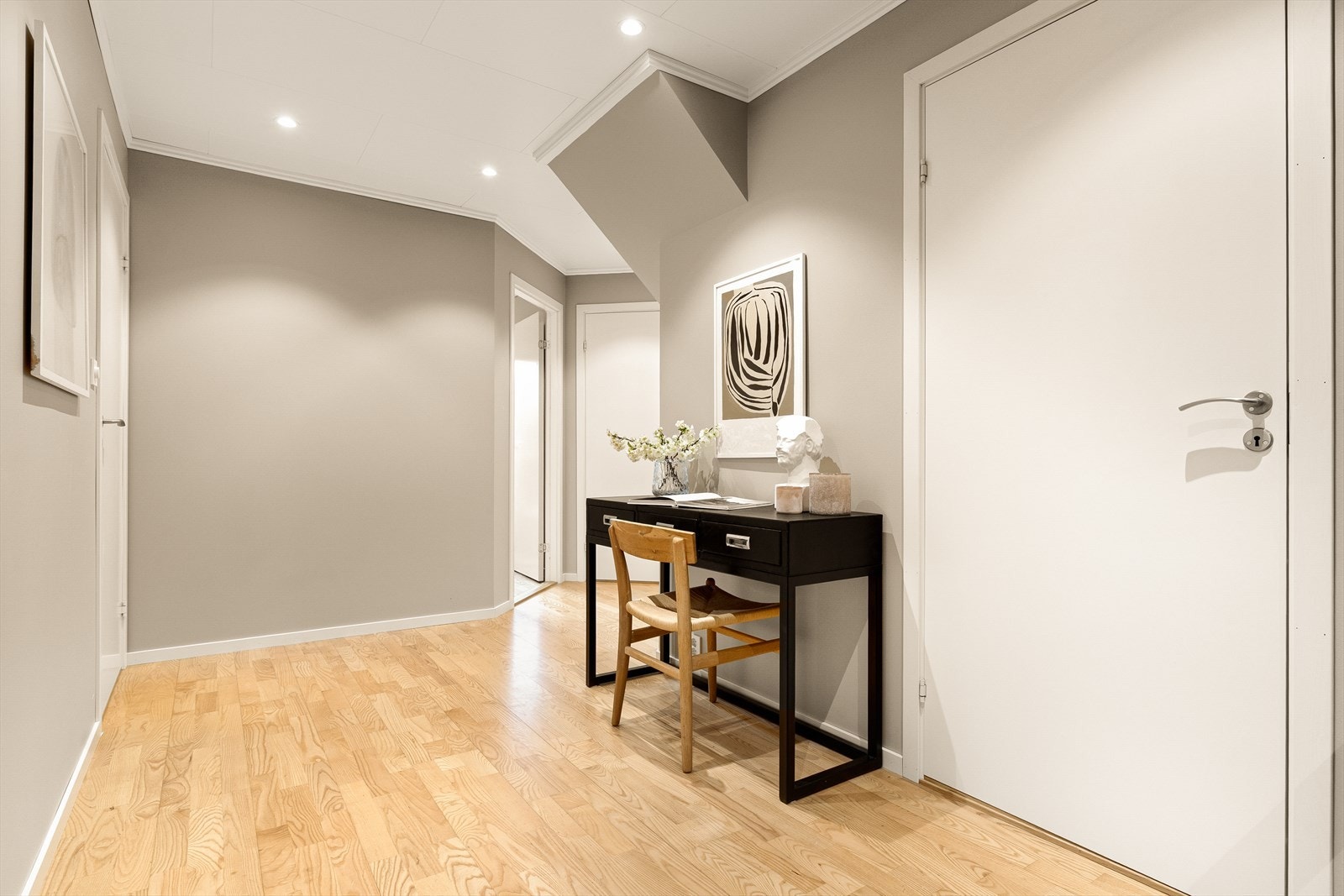 Etasjen har totalt fire soverom og et romslig, funksjonelt bad/vaskerom. Galleribilde