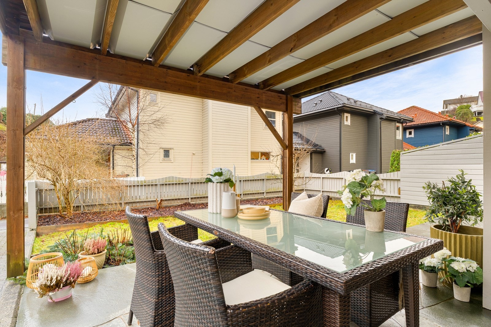 Videre byr boligen på en koselig overbygd uteplass under altanen, perfekt for middager ute. Galleribilde