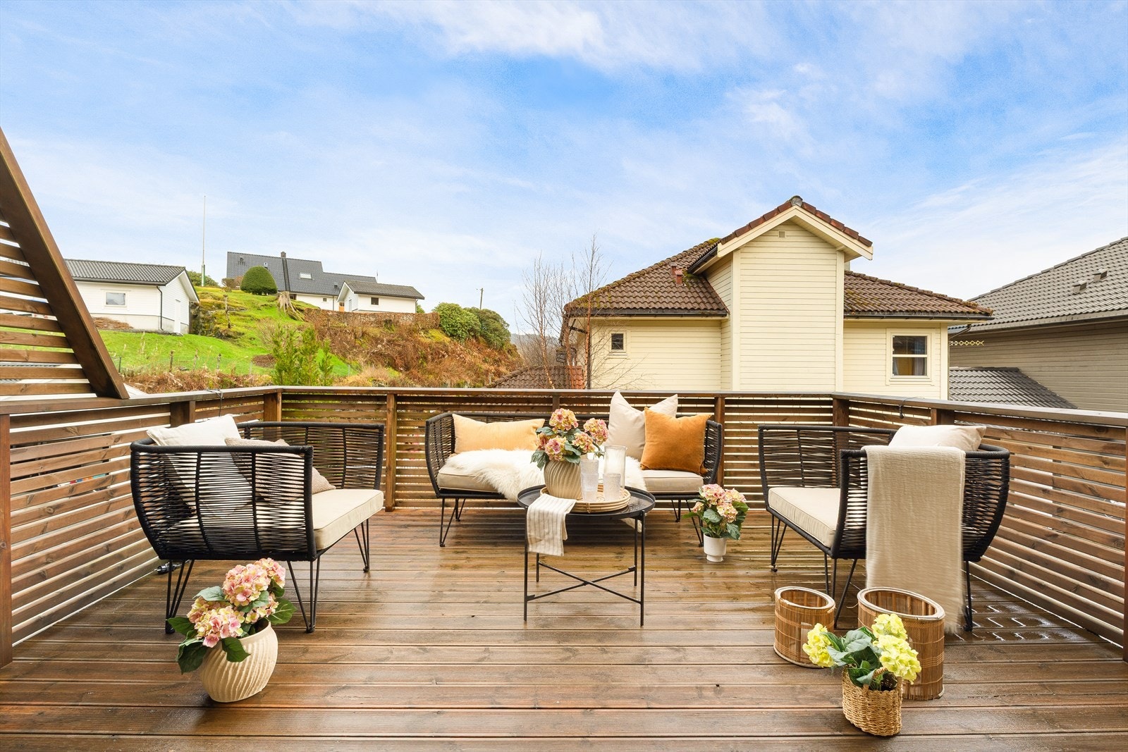 Romslig altan på ca. 15 kvm med god plass til utemøbler. Galleribilde