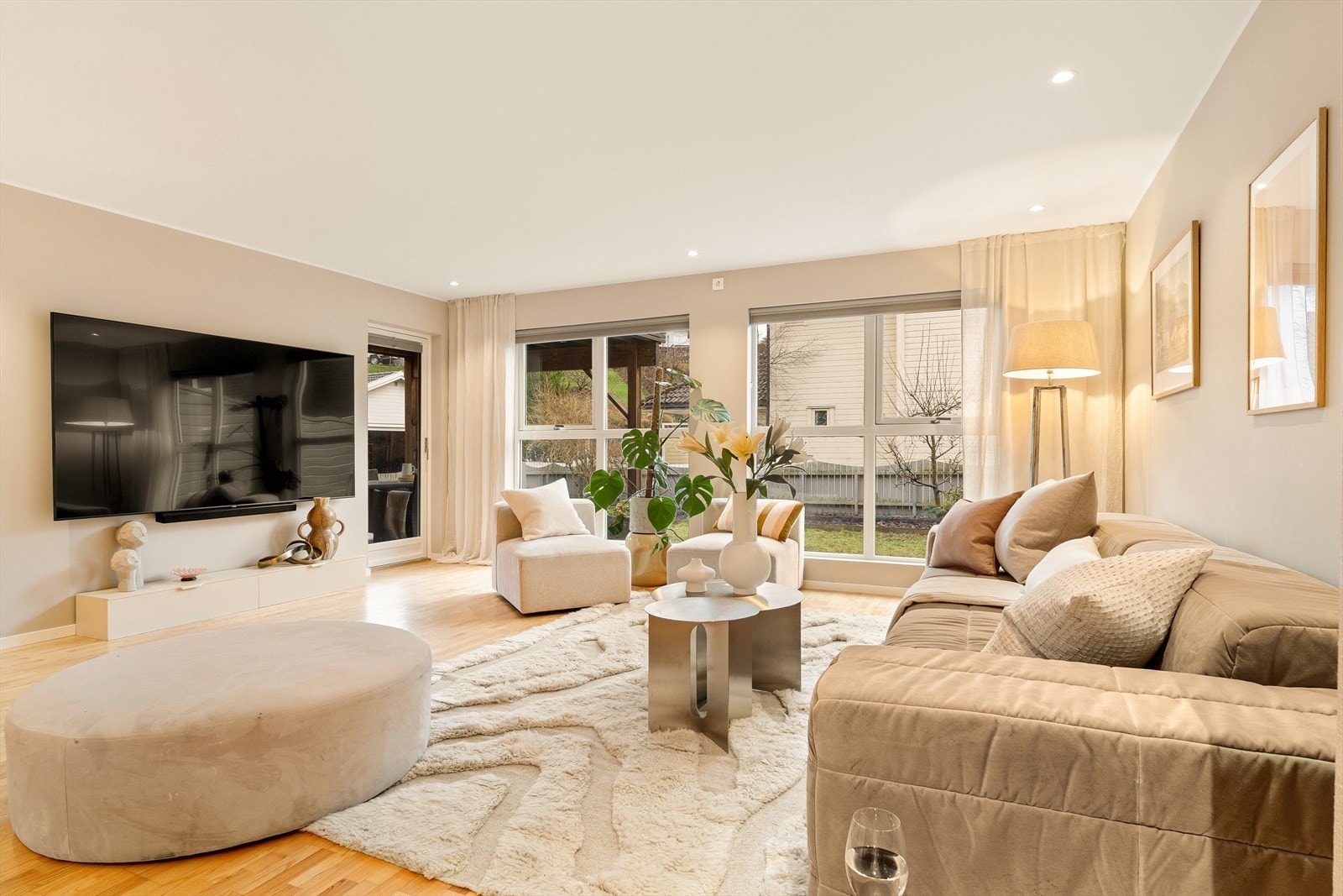 Fra gangen ledes man inn til en stor og luftig stue med store vindusflater som slipper inn rikelig med naturlig lys. Galleribilde